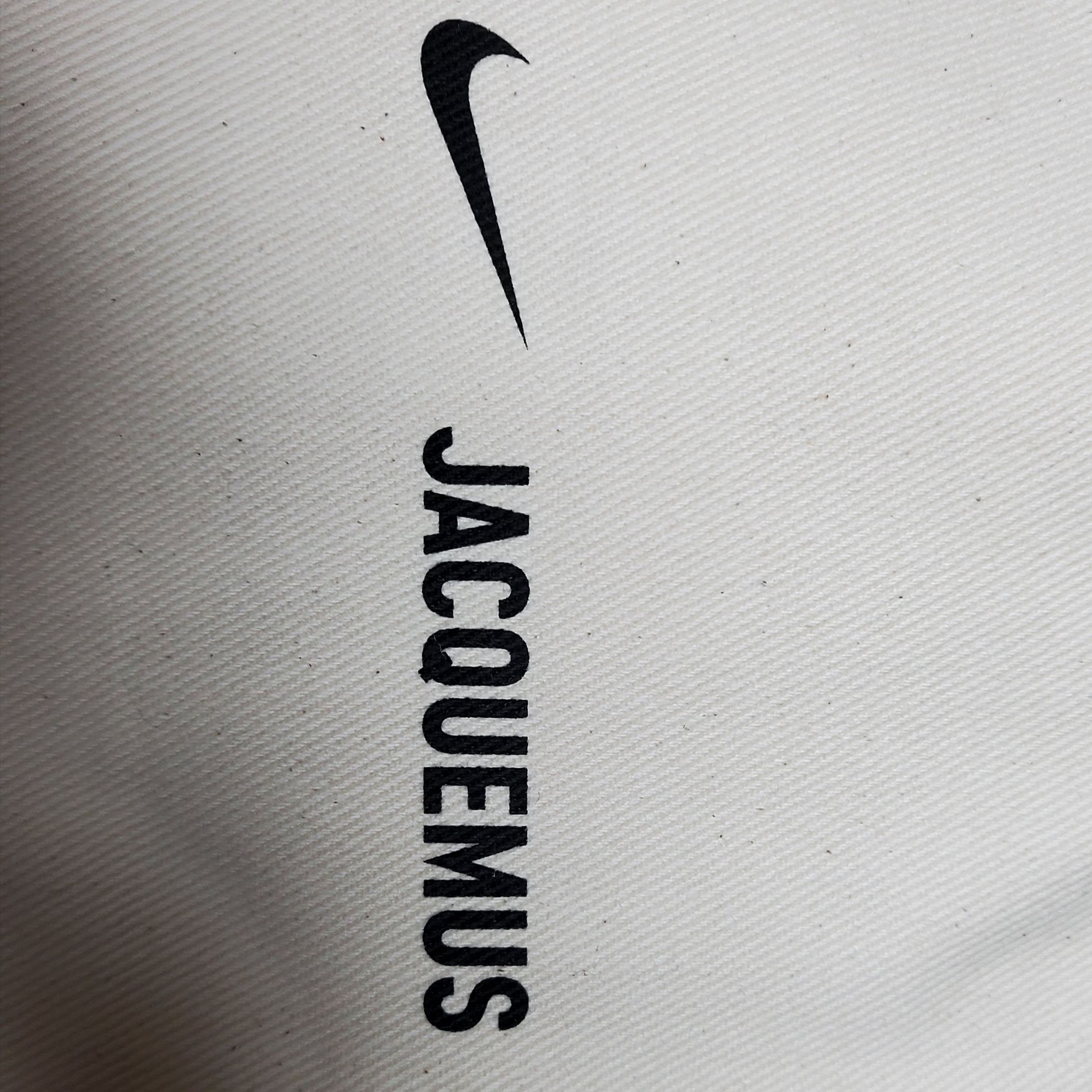 Jacquemus x Nike Le sac Small Swoosh Bag Dark Navy 착용 스타일 - 2