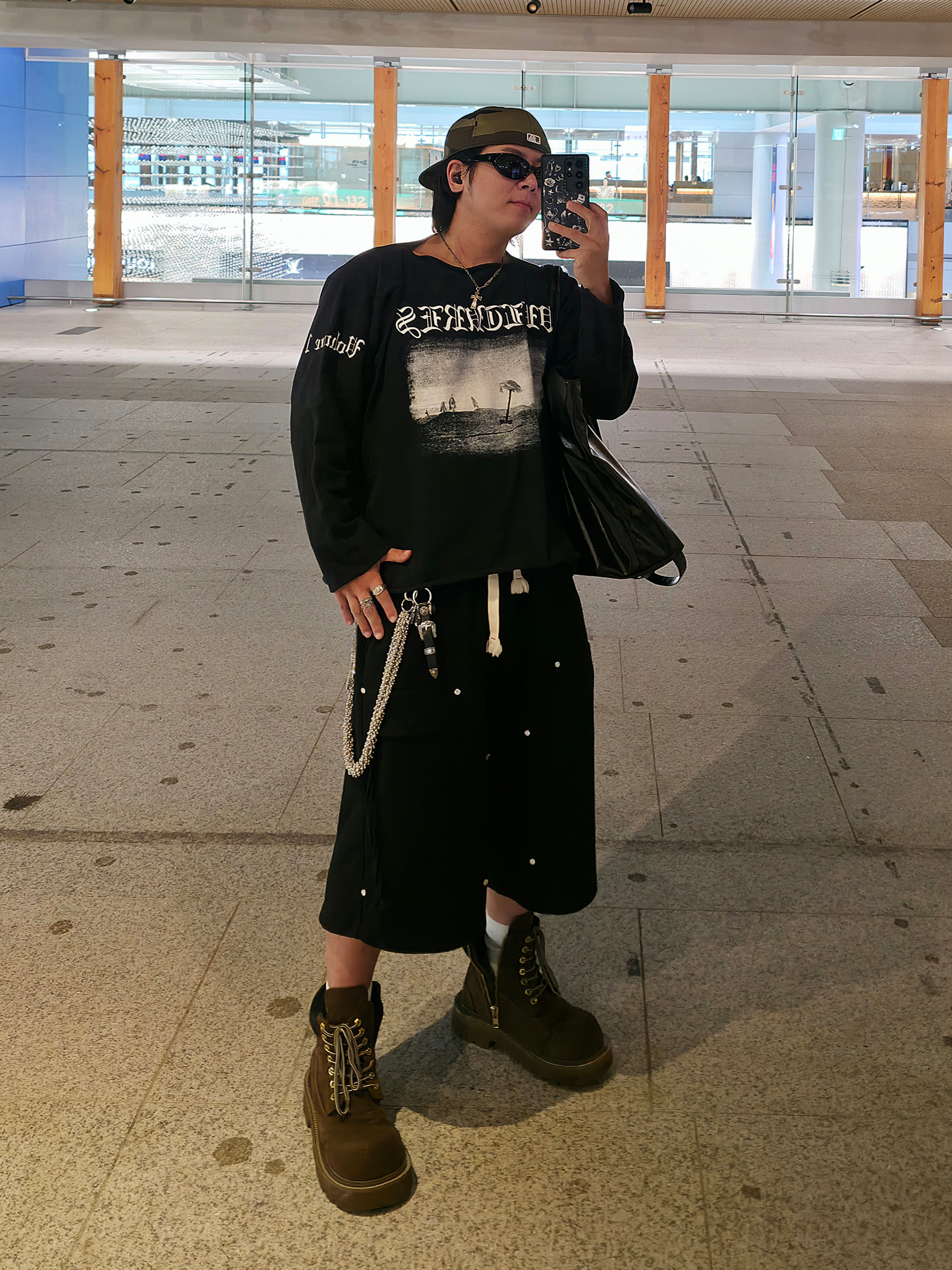 Yeezy Vultures Long T-Shirt Black, SOULESURES BOLD BELUGA Espresso Brown 착용 스타일 - 3