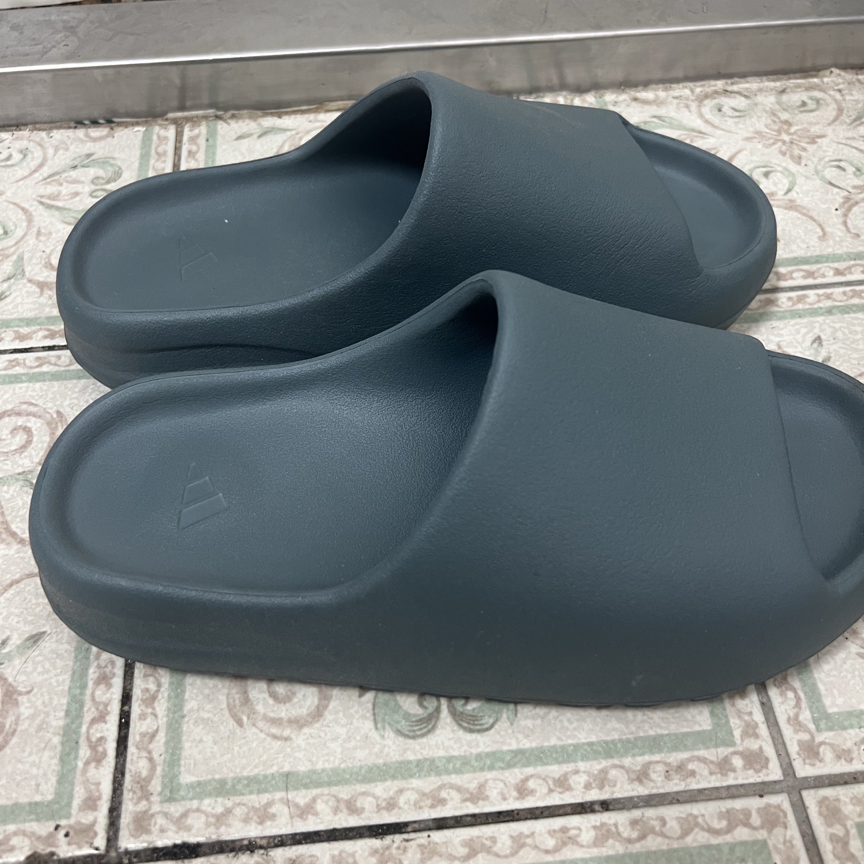 Adidas Yeezy Slide Slate Marine 착용 스타일 - 1