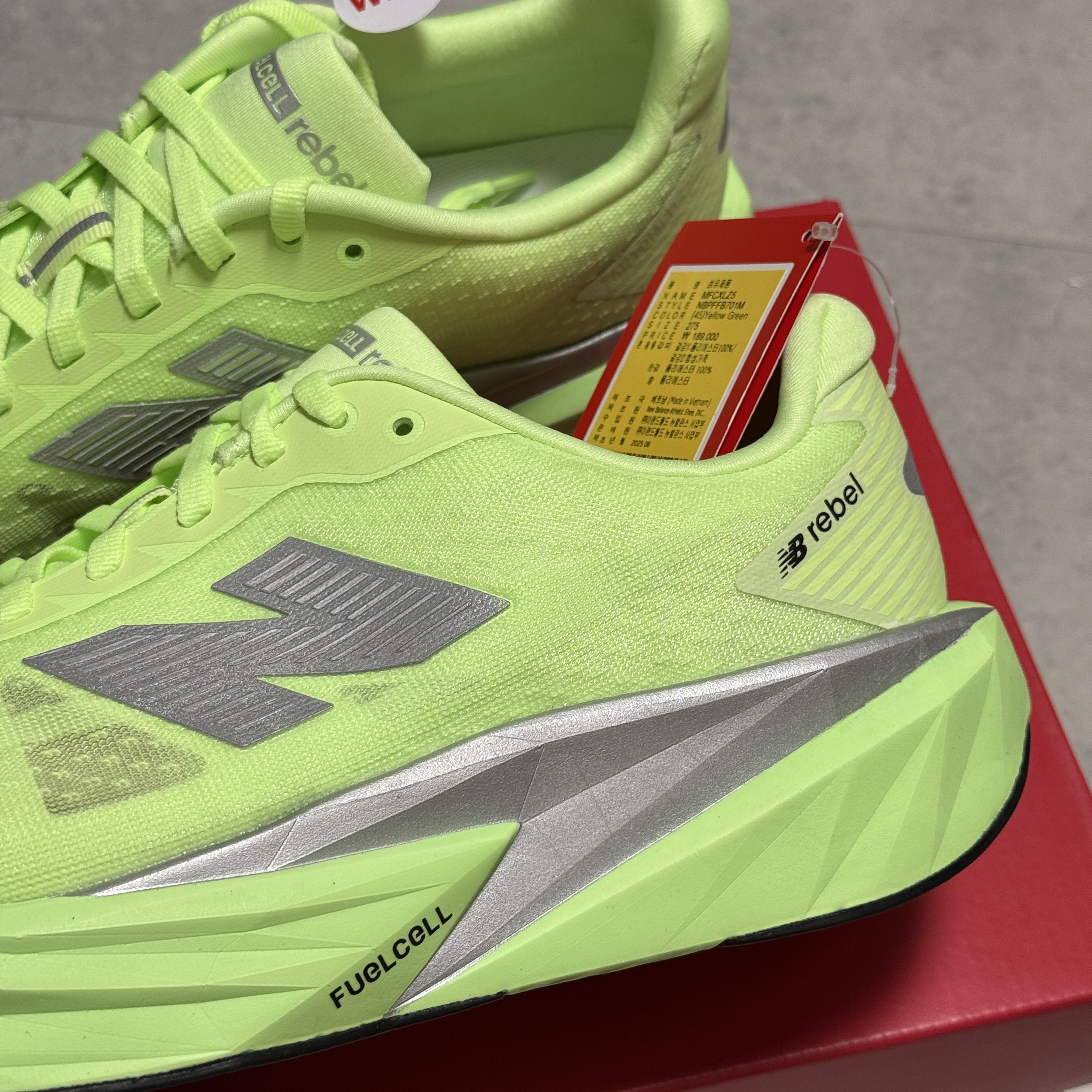 New Balance FuelCell Rebel v5 Lab Green Silver Metallic - 2E Wide 착용 스타일 - 2