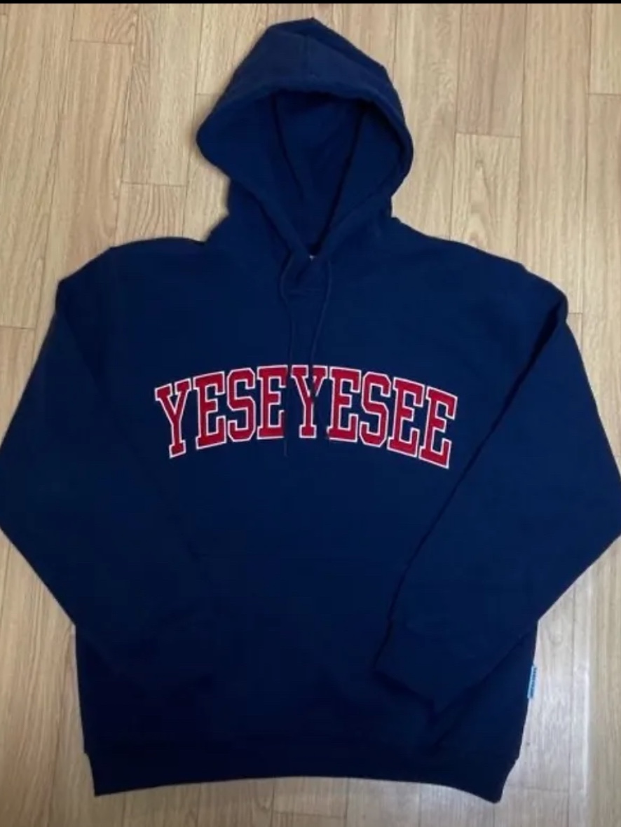 YESEYESEE Arch Logo Hoodie Navy 착용 스타일