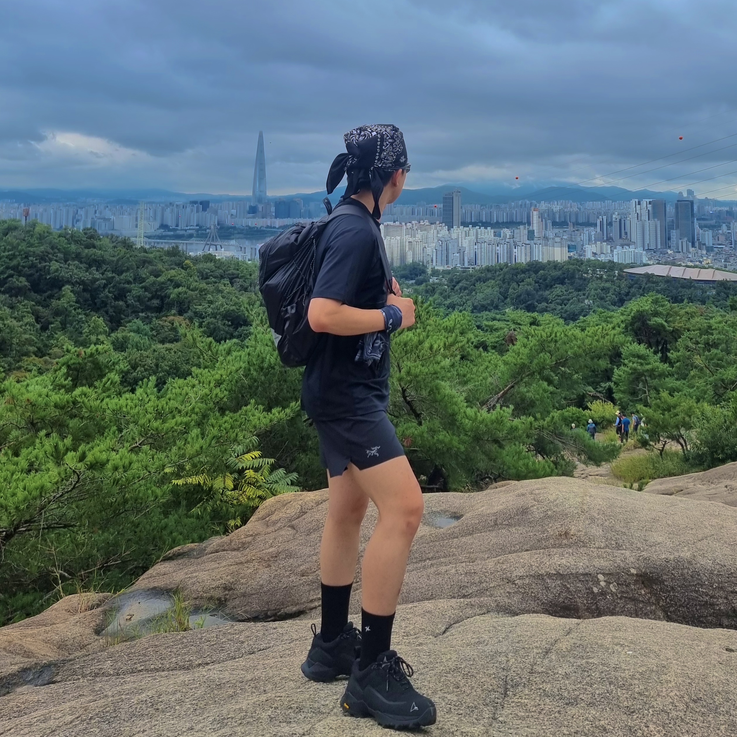 And Wander Sil Daypack Charcoal 착용 스타일