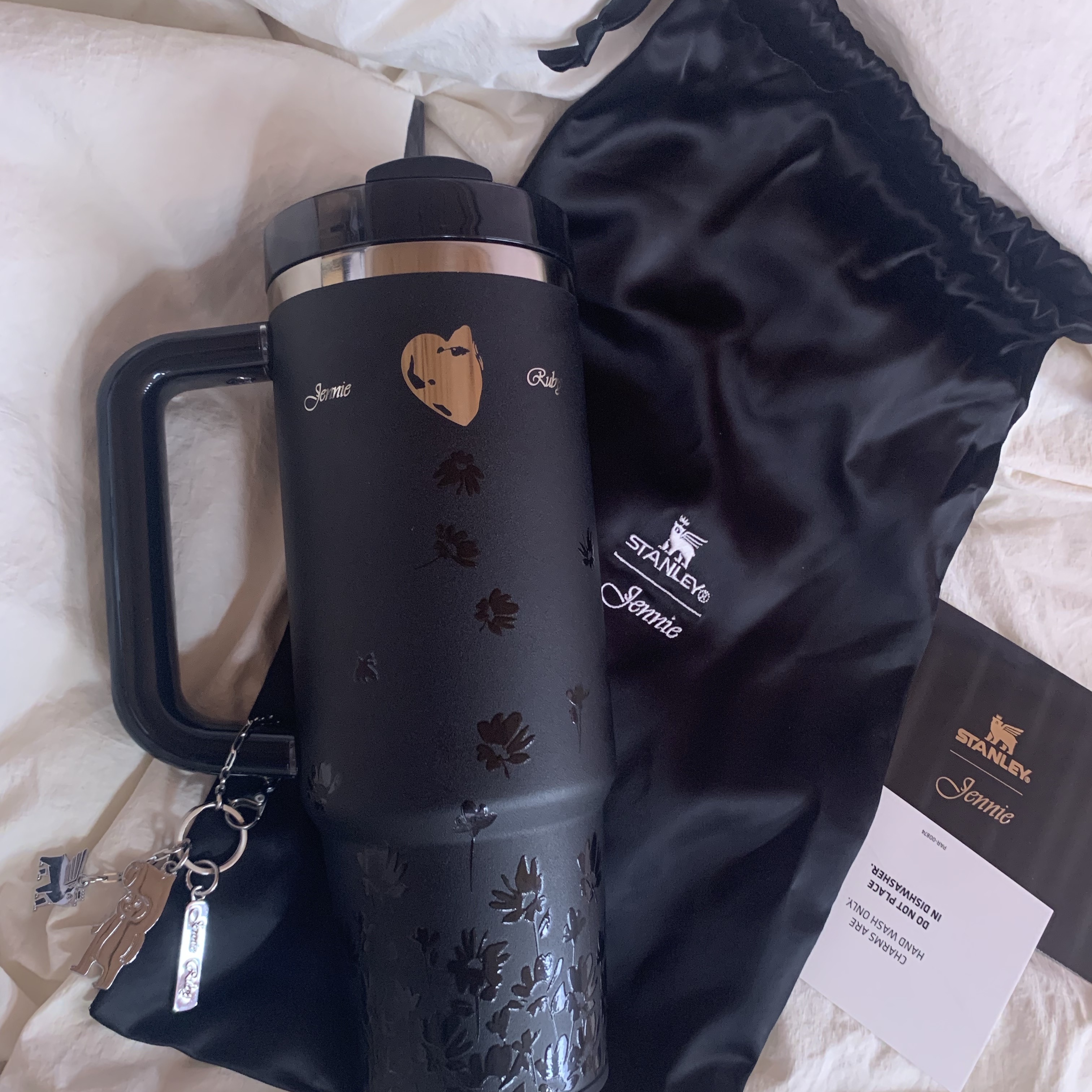 Stanley x Jennie 1913 Quencher Luxe Tumbler 887ml Midnight Ruby 착용 스타일