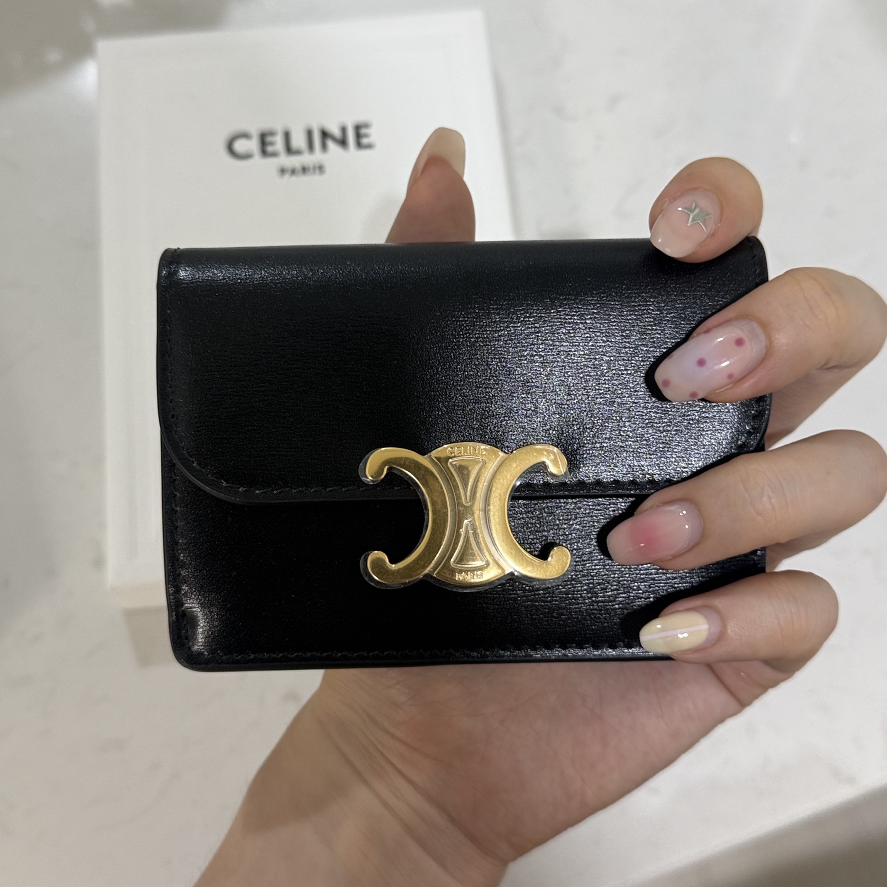 Celine Card Holder with Flap in Shiny Calfskin Black 착용 스타일 - 2