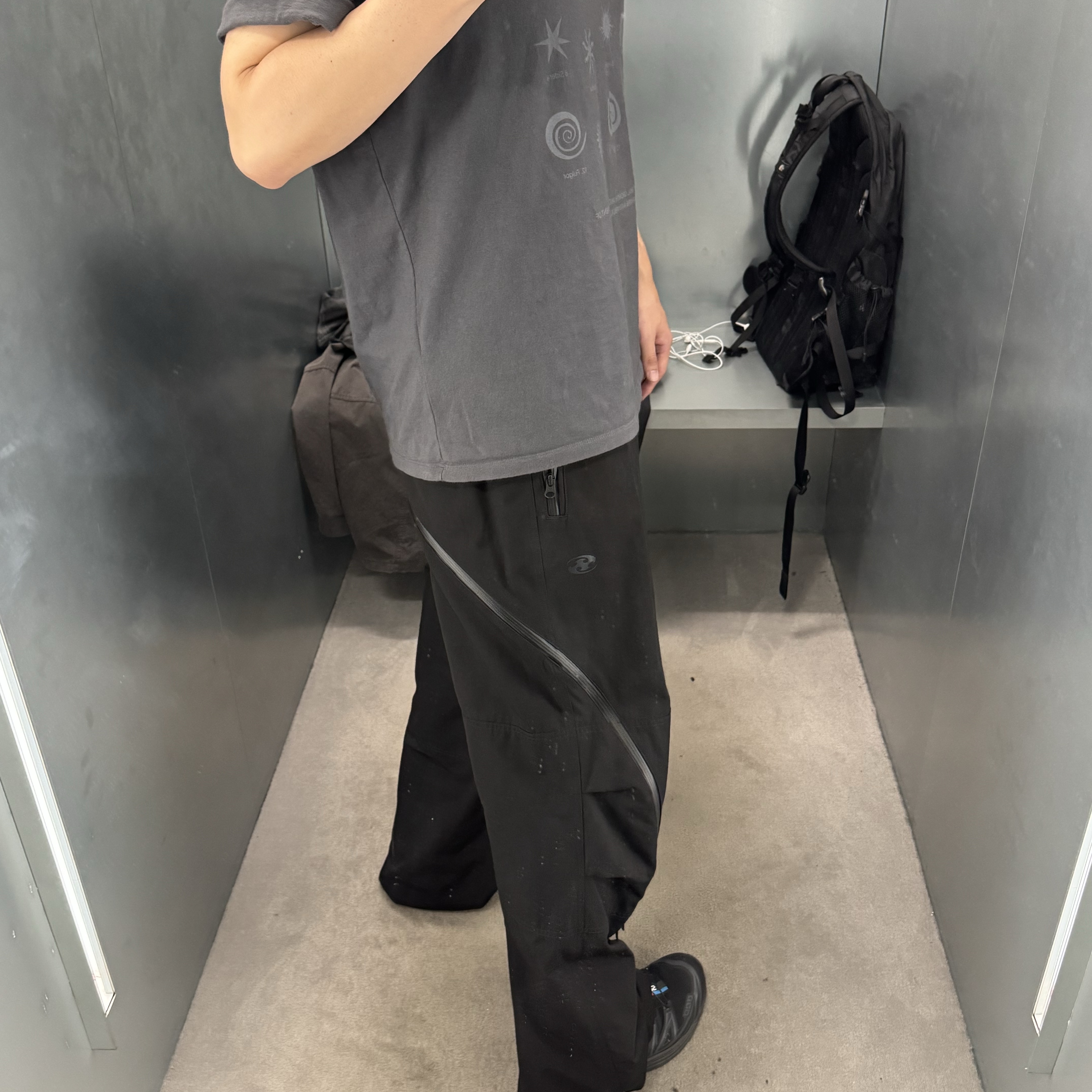 Millo Archive Scroll Square T-Shirts Chacoal Gray, Salomon XT-6 ADV Black 착용 스타일