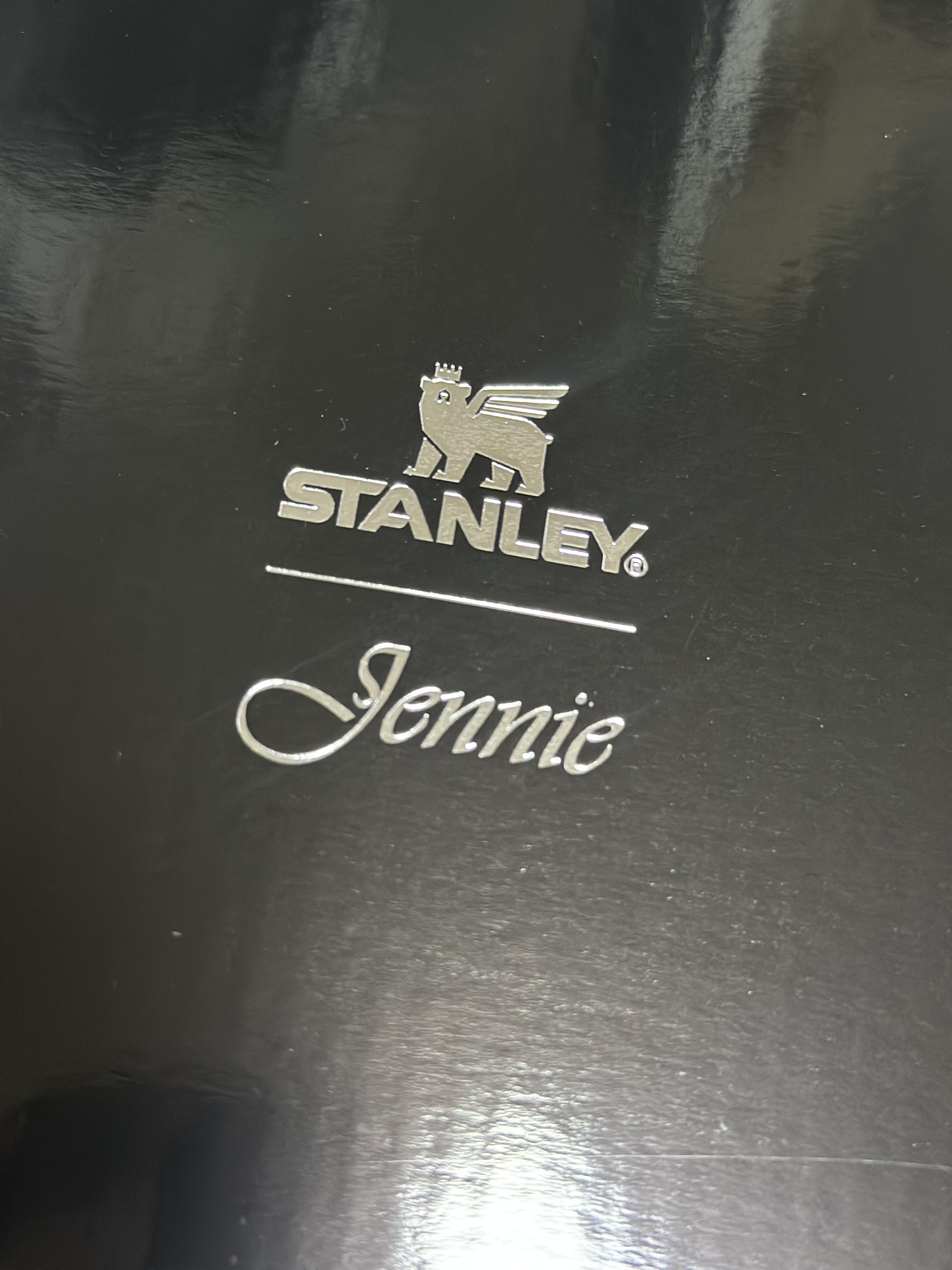 Stanley x Jennie 1913 Quencher Luxe Tumbler 887ml Midnight Ruby 착용 스타일