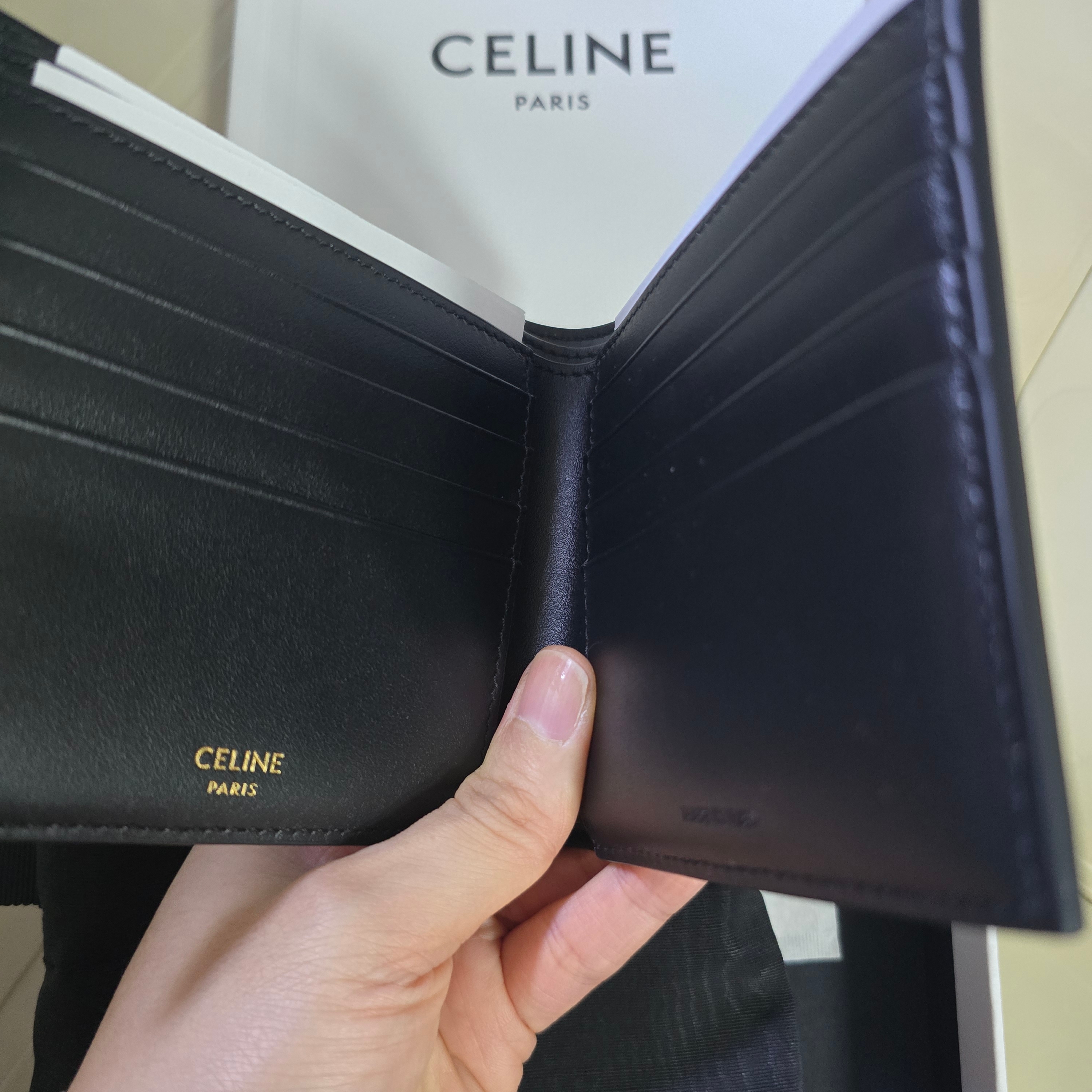 Celine Bi-Fold Wallet in Triomphe Canvas Black 착용 스타일 - 3