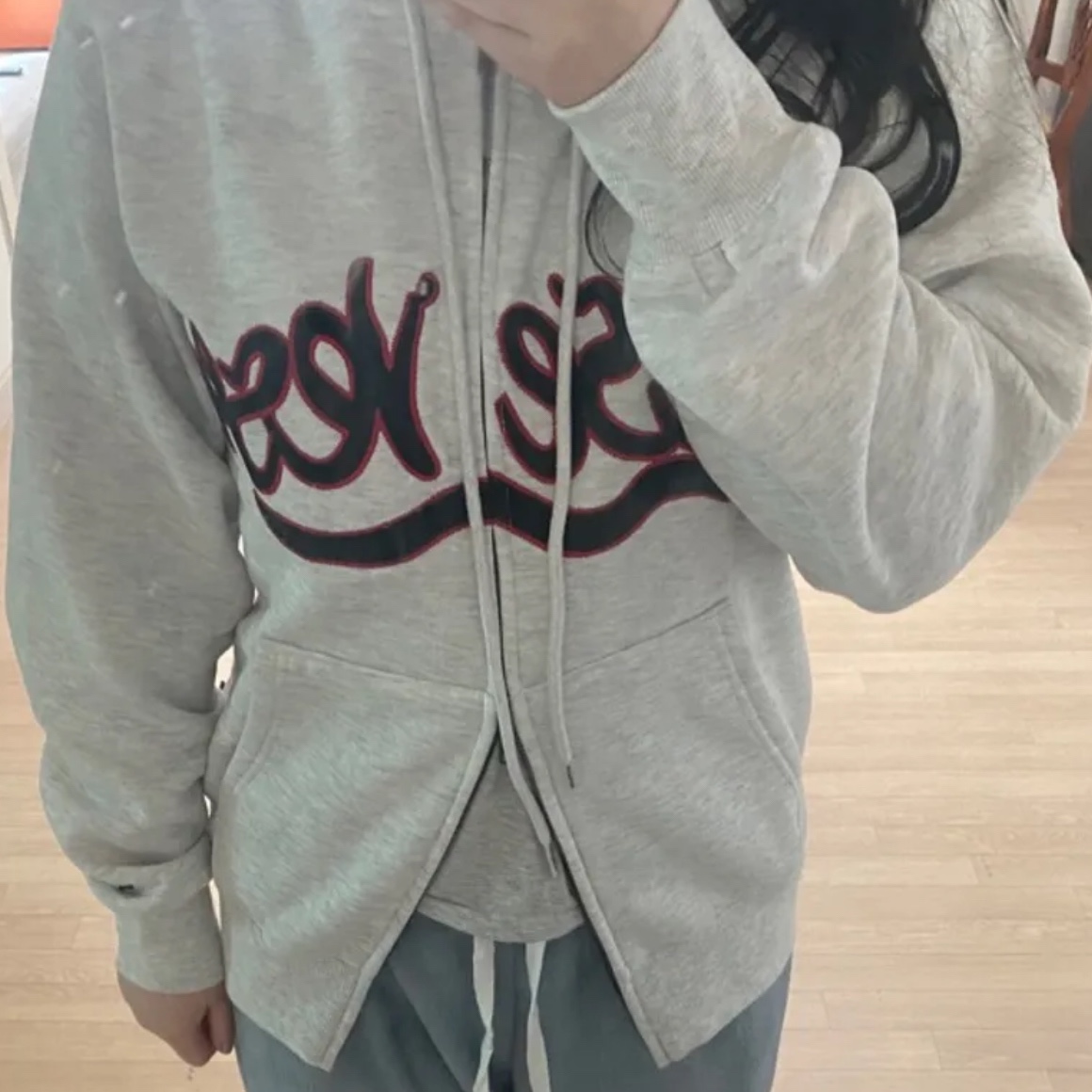YESEYESEE Y.E.S Snail Logo Zip-up Hoodie Grey 착용 스타일
