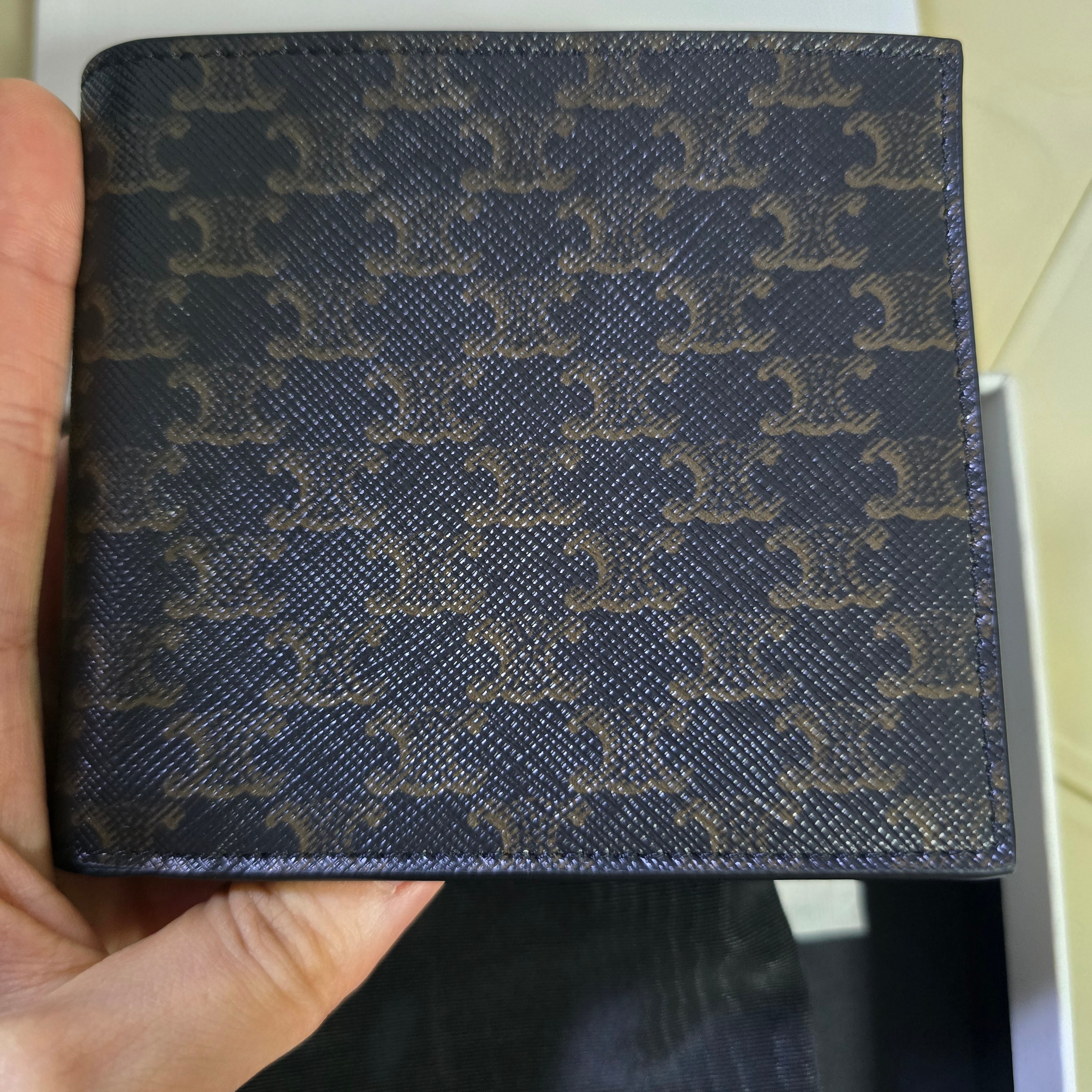 Celine Bi-Fold Wallet in Triomphe Canvas Black 착용 스타일 - 2