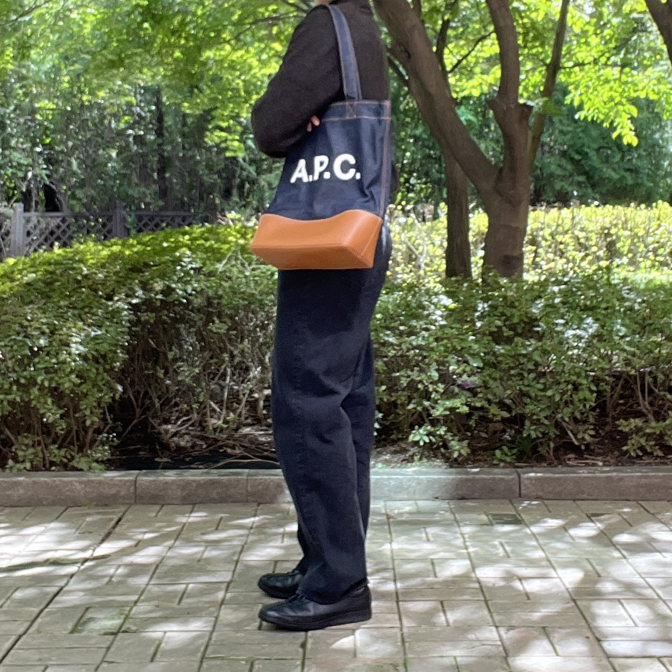 A.P.C. Axelle Tote Bag Denim Caramel, Pemont Dress Black 착용 스타일 - 3