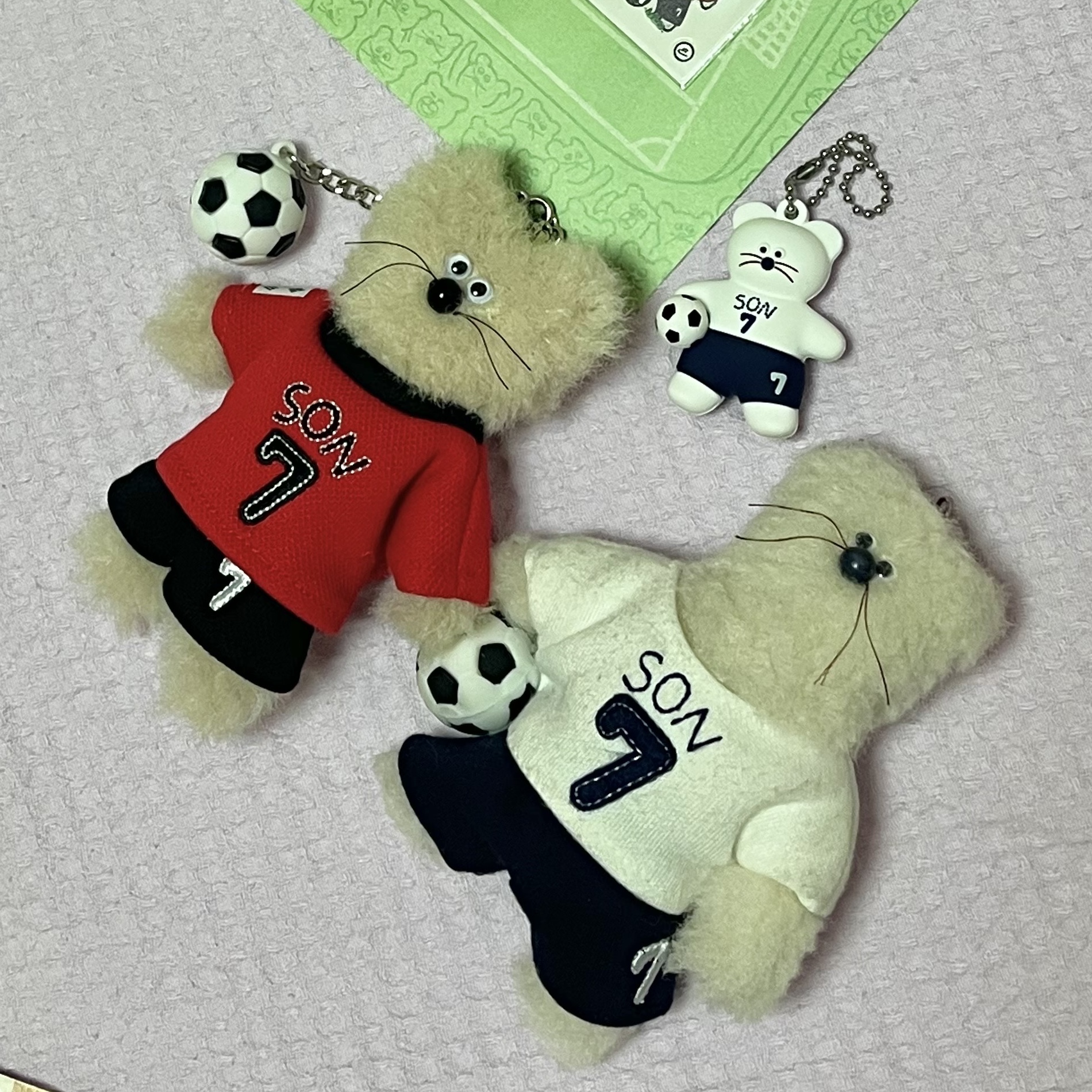 Monamhee x NOS7 SON.hee Keyring Cream, Monamhee x NOS7 Captain SON.hee Keyring Red 착용 스타일