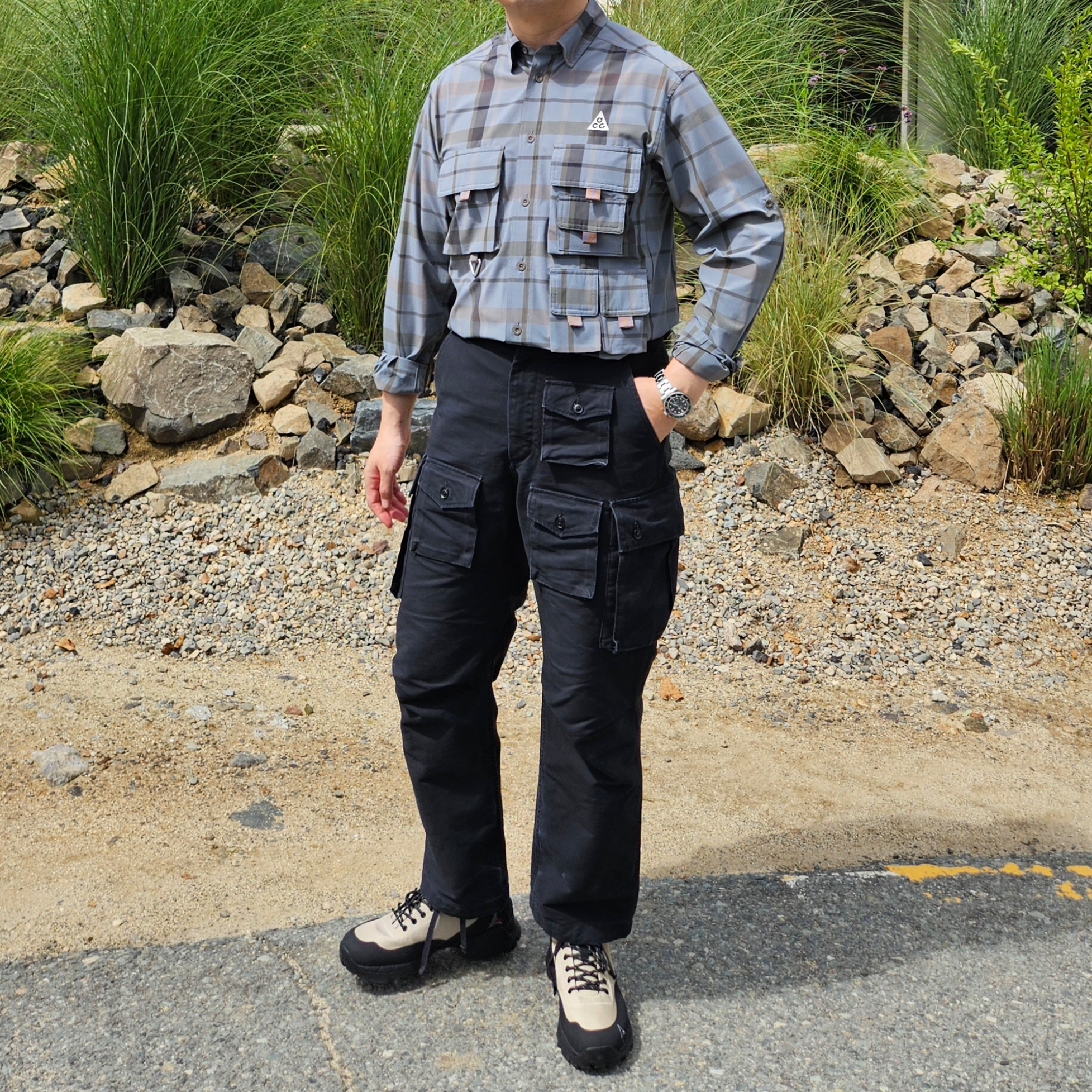 Roa Hiking Neal Sand, Engineered Garments Feather PC Twill FA Pants Dark Navy 착용 스타일 - 3