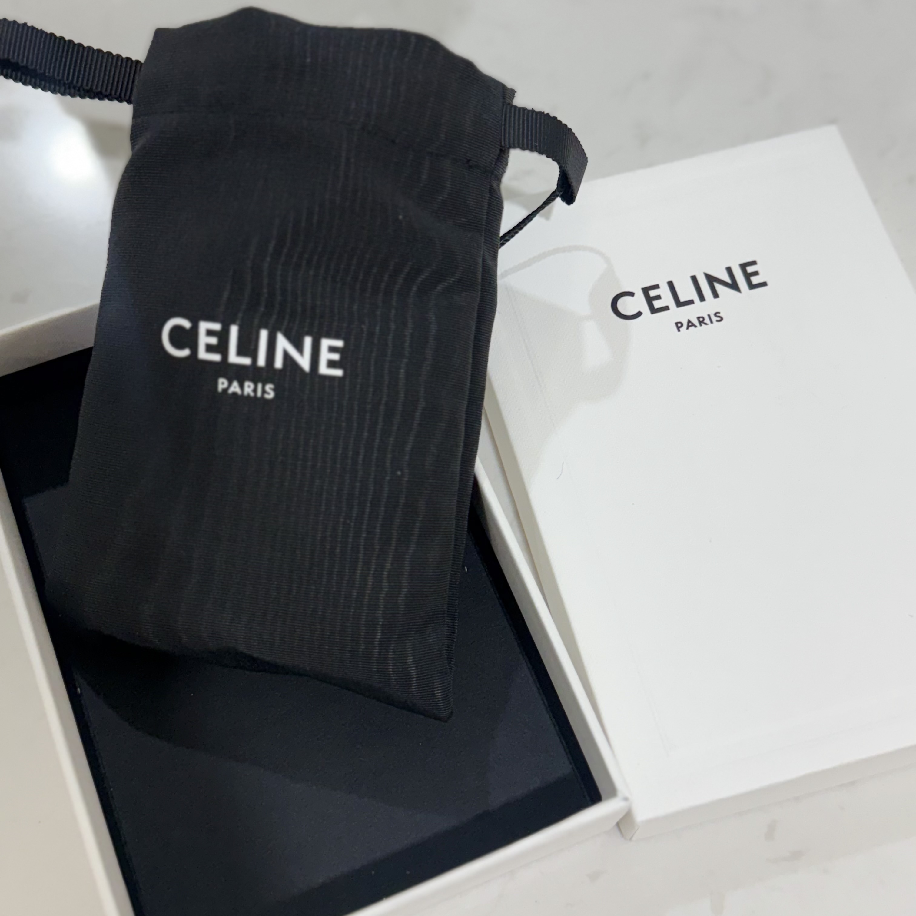 Celine Card Holder with Flap in Shiny Calfskin Black 착용 스타일 - 3