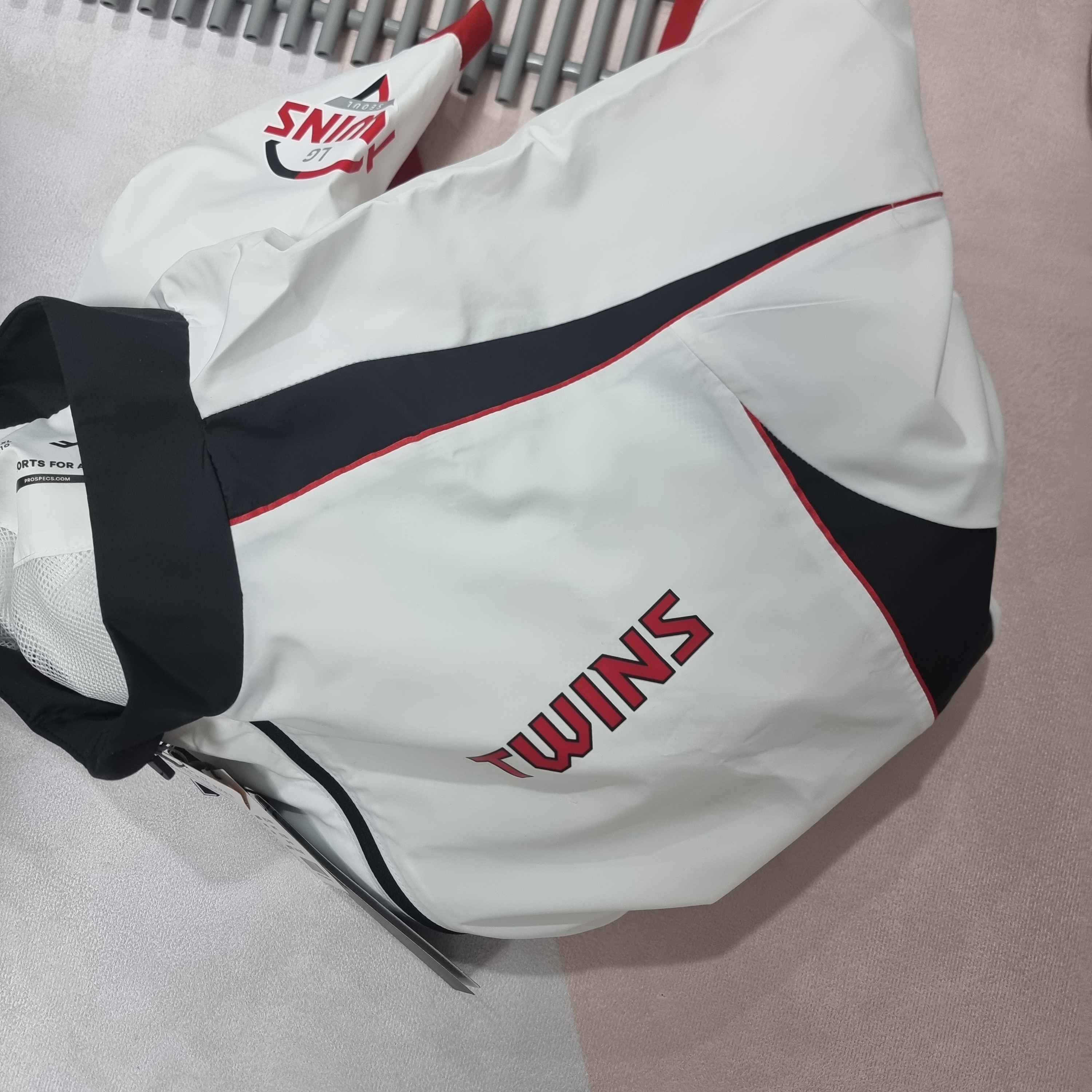 LG Twins x Prospecs 2025 Authentic Short Sleeve Zip Up Windbreaker White (Non Marking Ver.) 착용 스타일