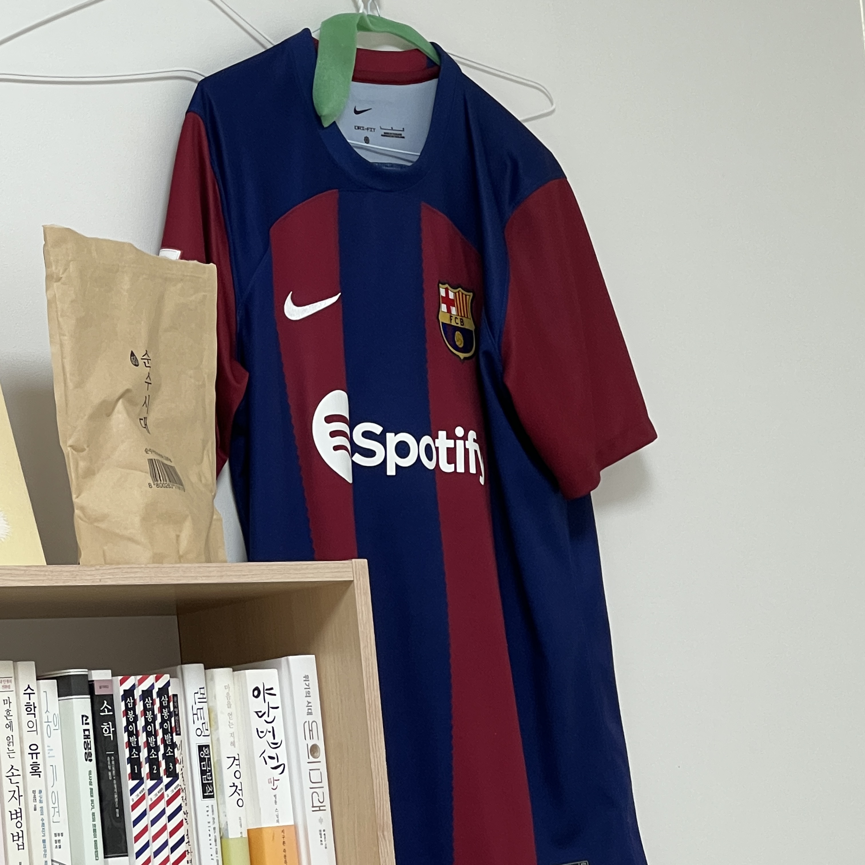 Nike FC Barcelona 2023/24 Dri-Fit Stadium Home Jersey Deep Royal Blue Noble Red (Non Marking Ver.) 착용 스타일