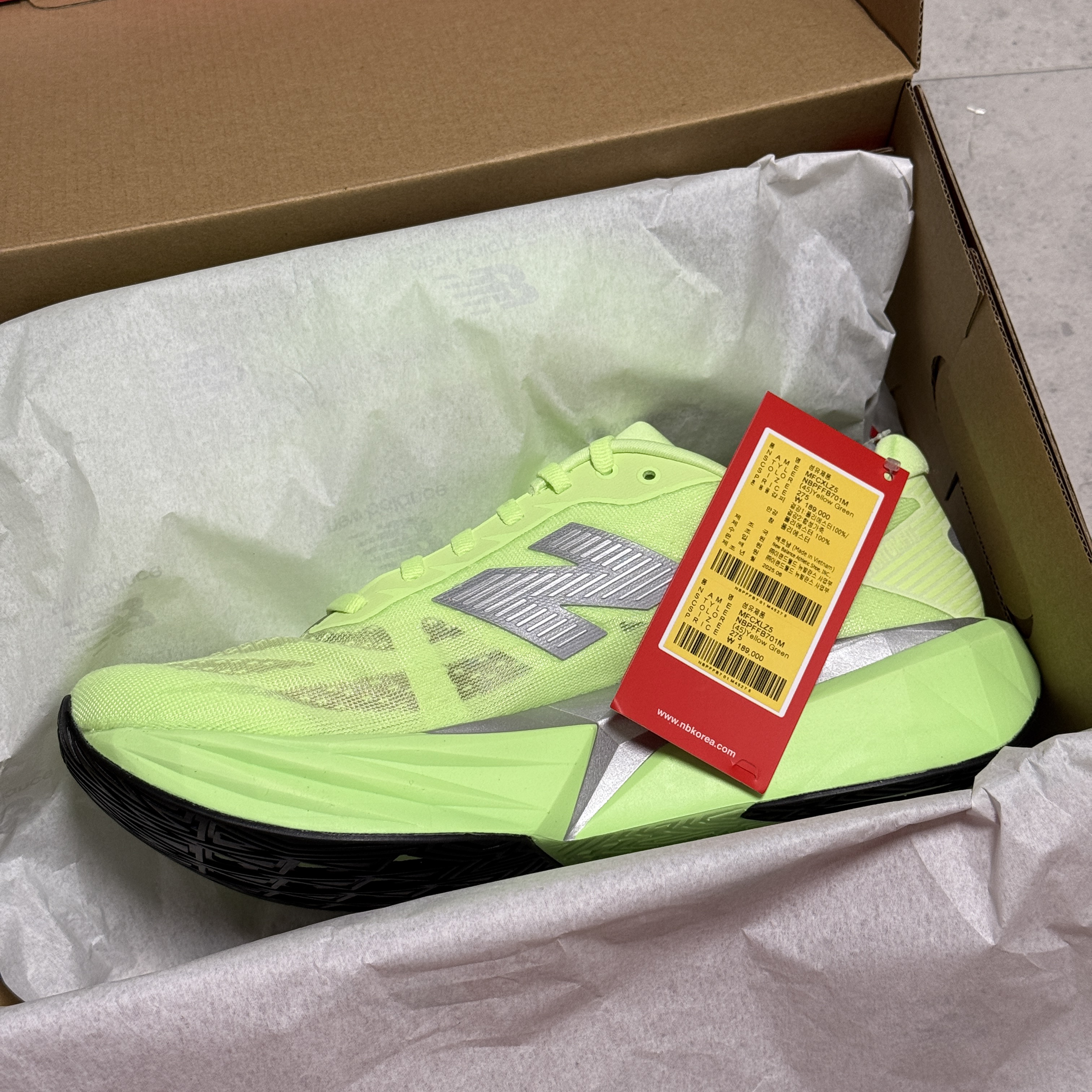 New Balance FuelCell Rebel v5 Lab Green Silver Metallic - 2E Wide 착용 스타일 - 5