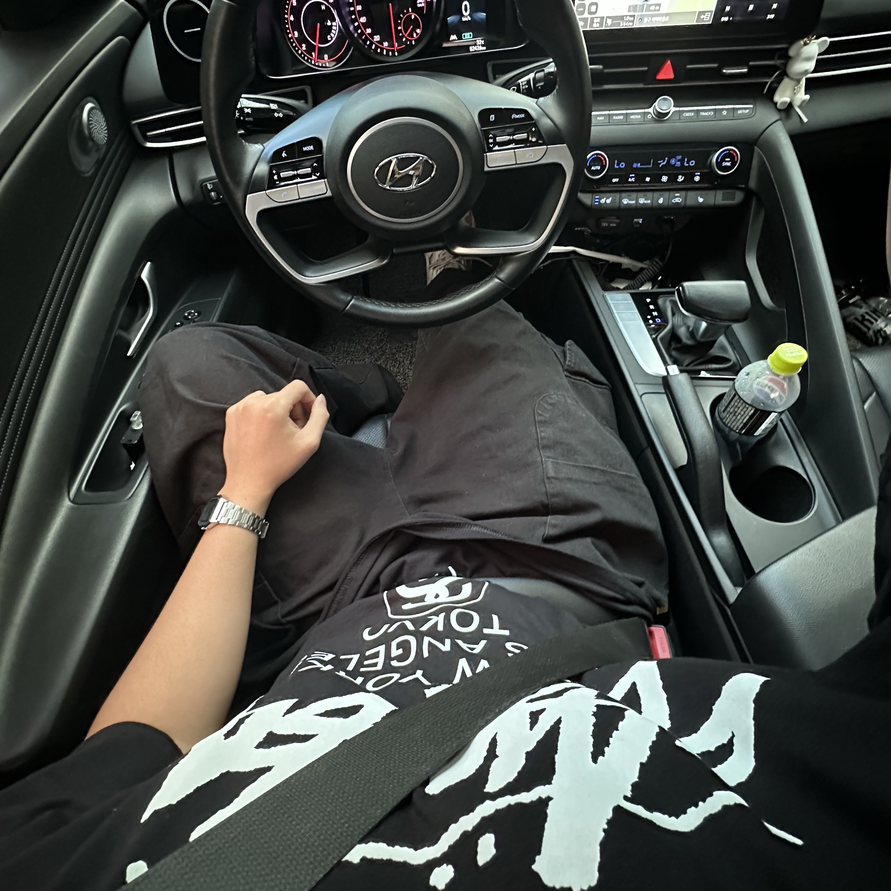 Stussy World Tour T-Shirt Black 2024,2025 착용 스타일