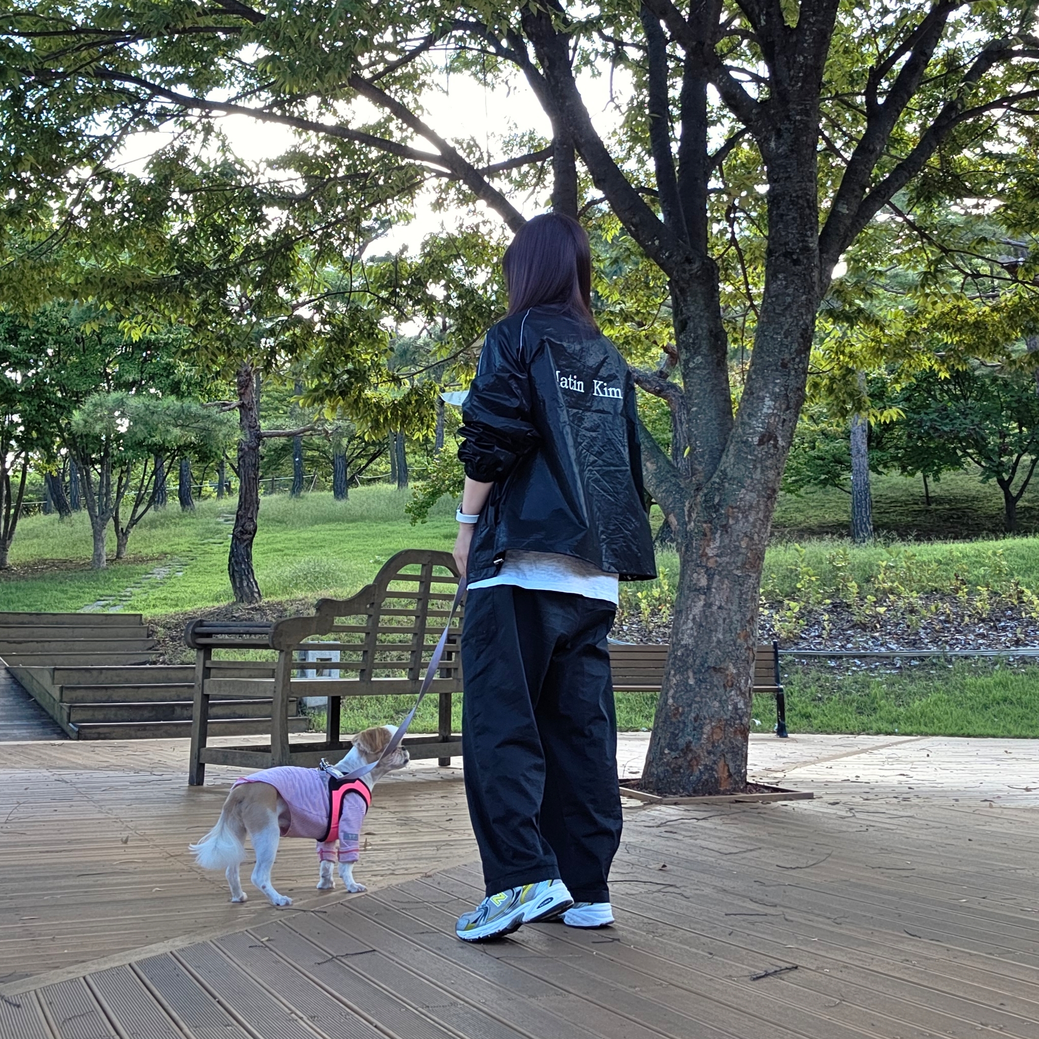 (W) Matin Kim Logo Coating Jumper Black 착용 스타일