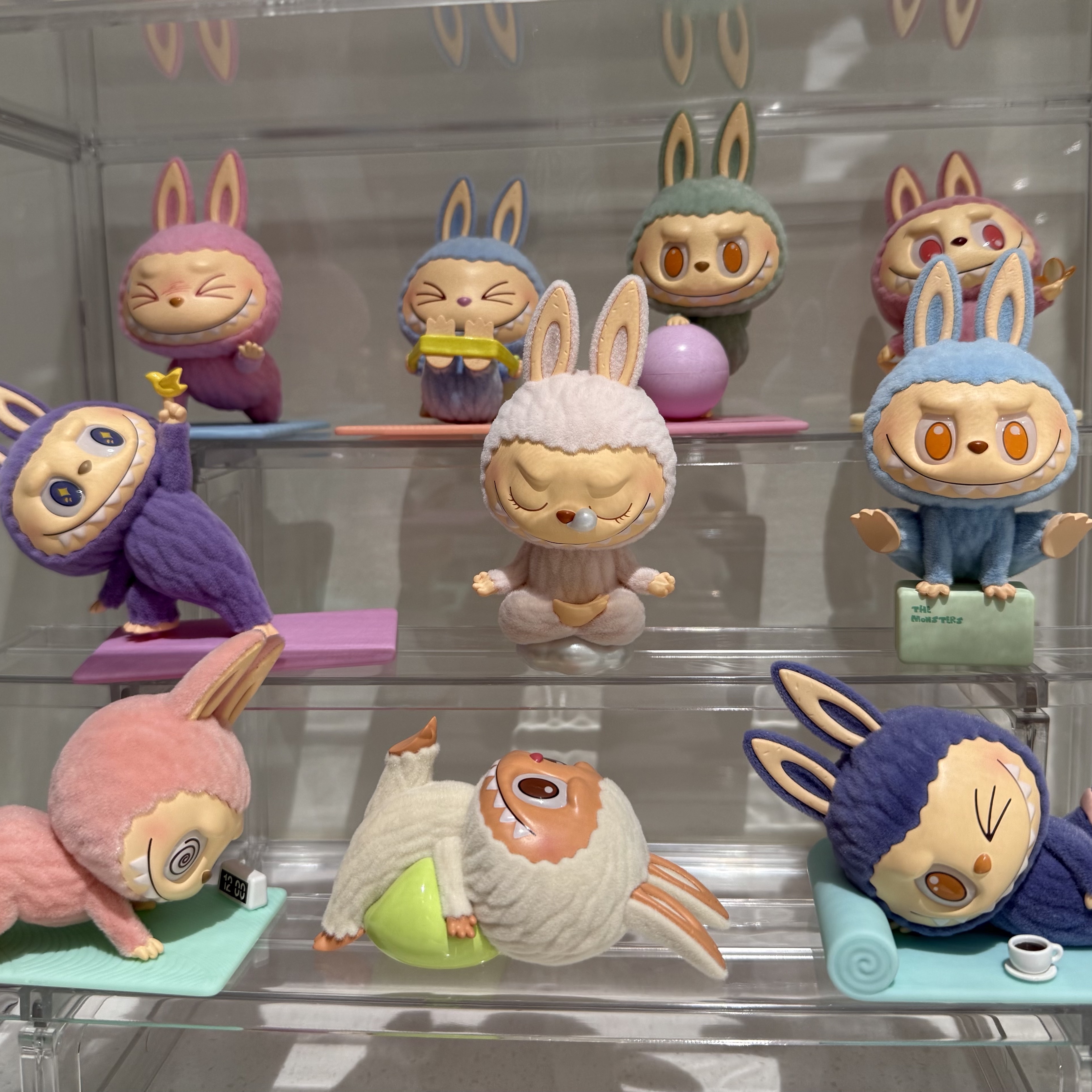 Pop Mart Labubu Lazy Yoga Series Sealed Case (10 Blind Boxes) 착용 스타일