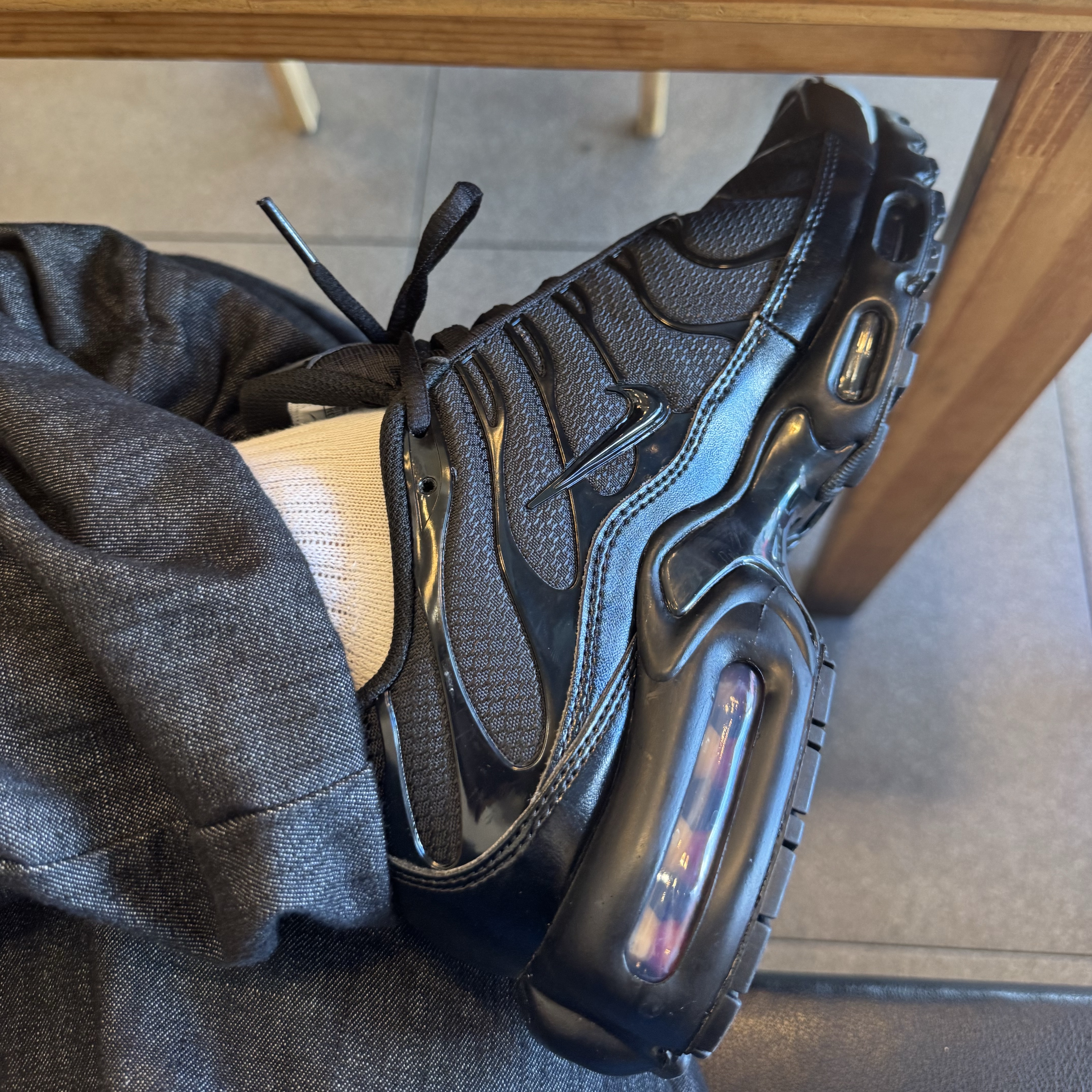 Nike Air Max Plus Triple Black 착용 스타일 - 2