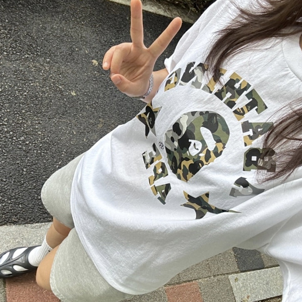 BAPE 1st Camo Crazy Sta College T-Shirt White 착용 스타일
