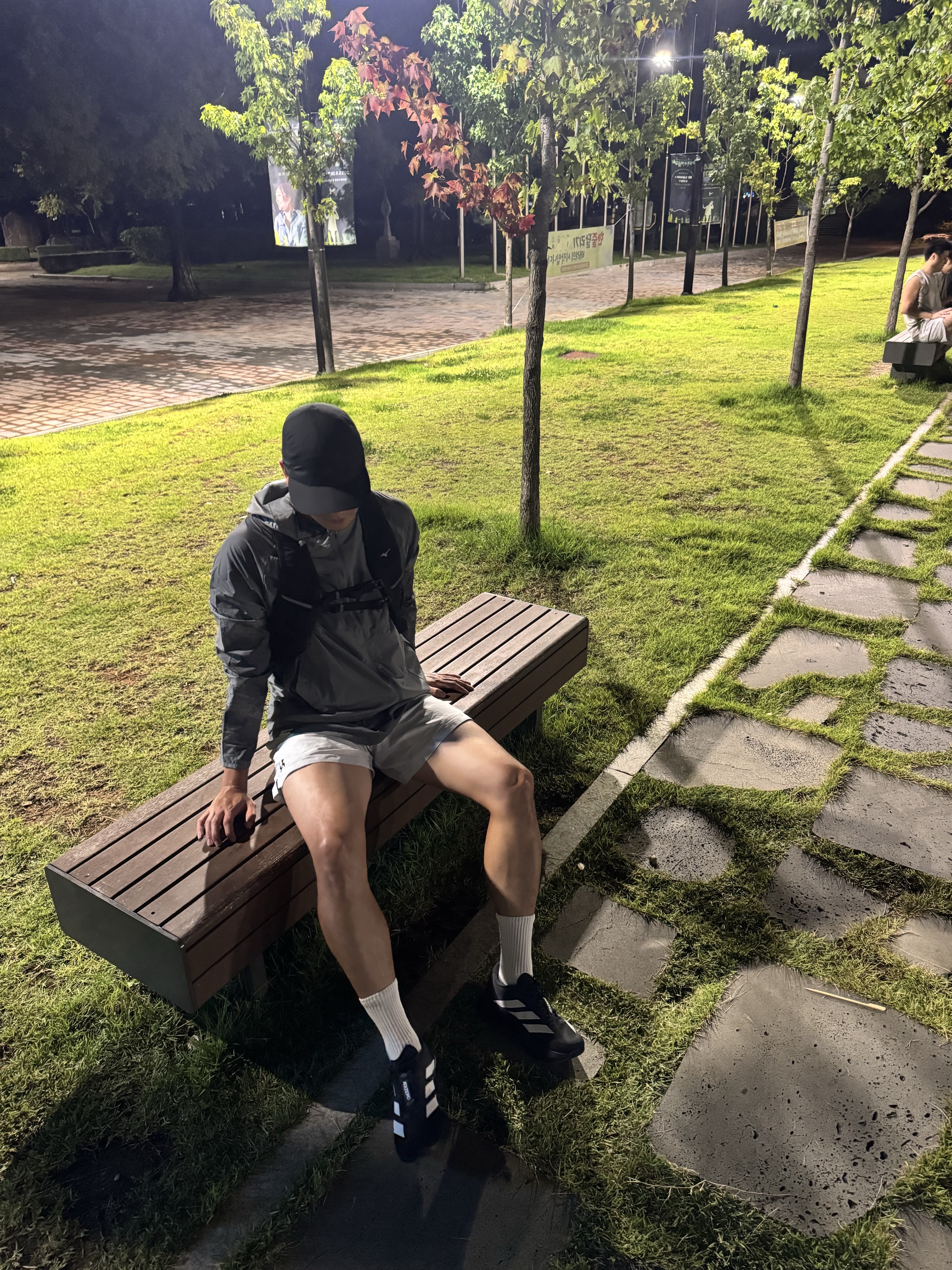 Adidas Adizero EVO SL Core Black Cloud White, Arc'teryx Norvan Regular Brim Hat Black 착용 스타일