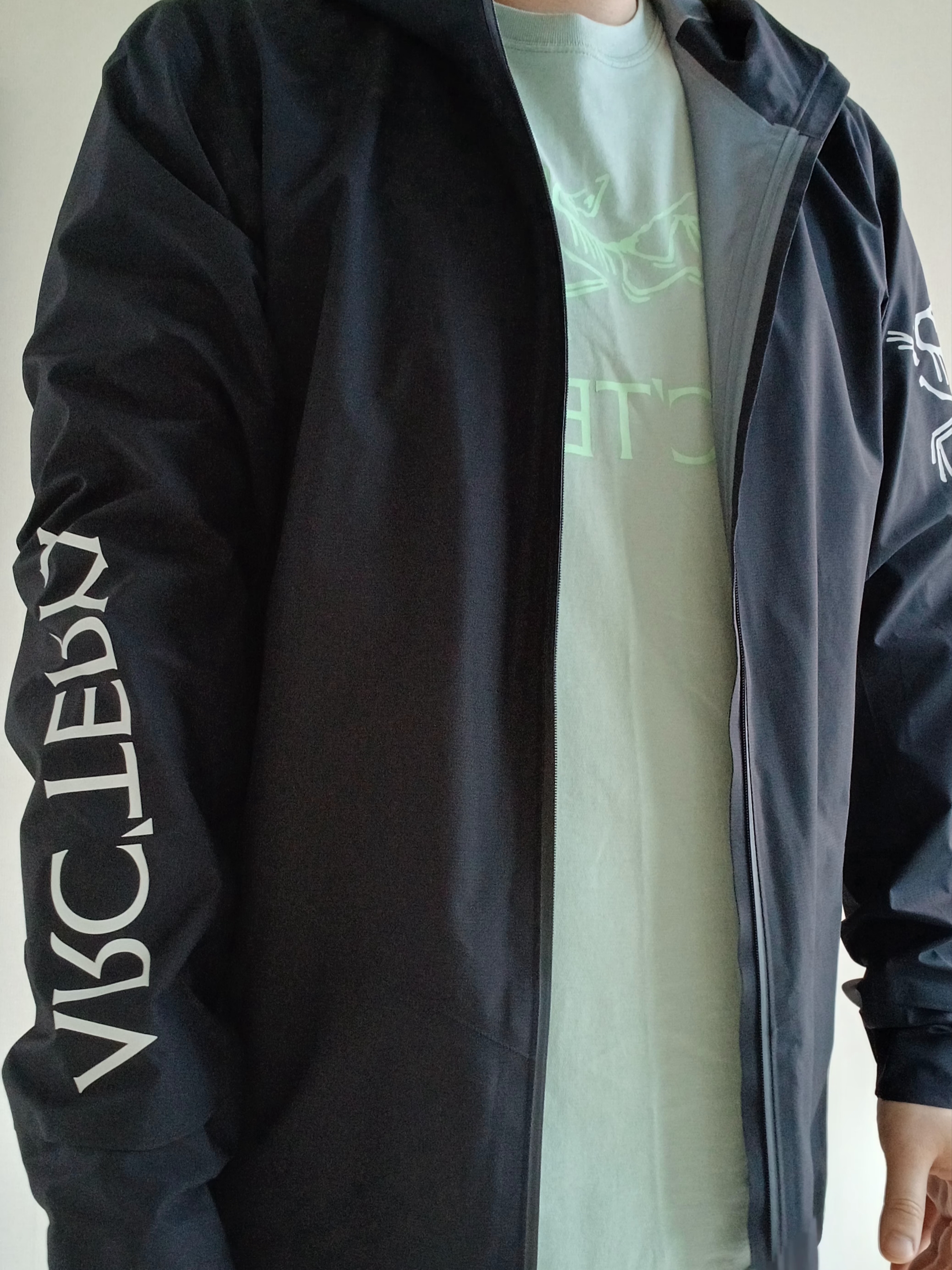 Arc'teryx Norvan Jacket Black, (W) Lululemon Soft Embroidered Baller Hat Black 착용 스타일 - 9