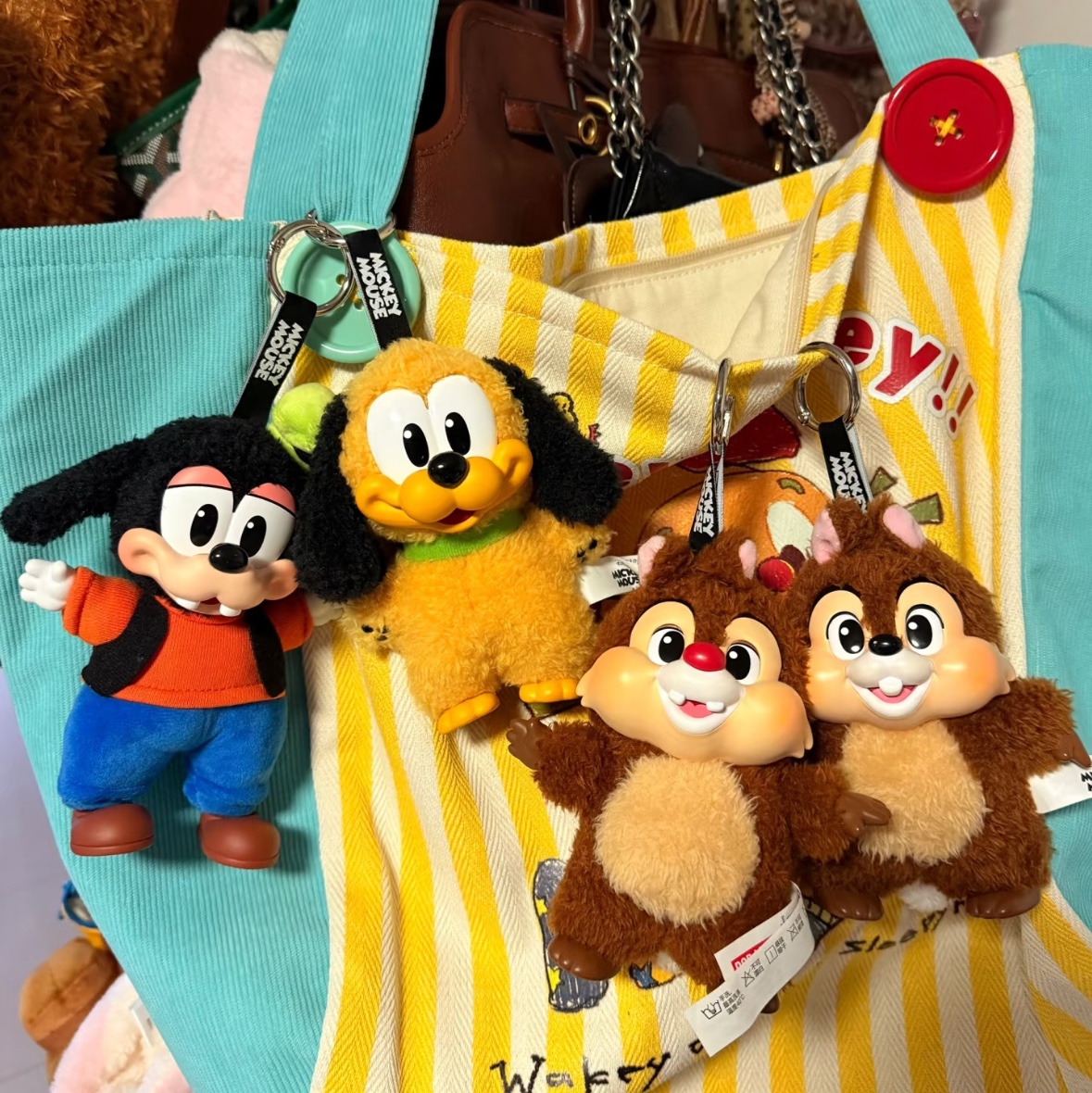 Pop Mart Mickey Family Cute Together Keychain Pluto Series (Opened Case), Pop Mart Mickey Family Cute Together Keychain Series Figures Sealed Case (8 Blind Boxes) 착용 스타일