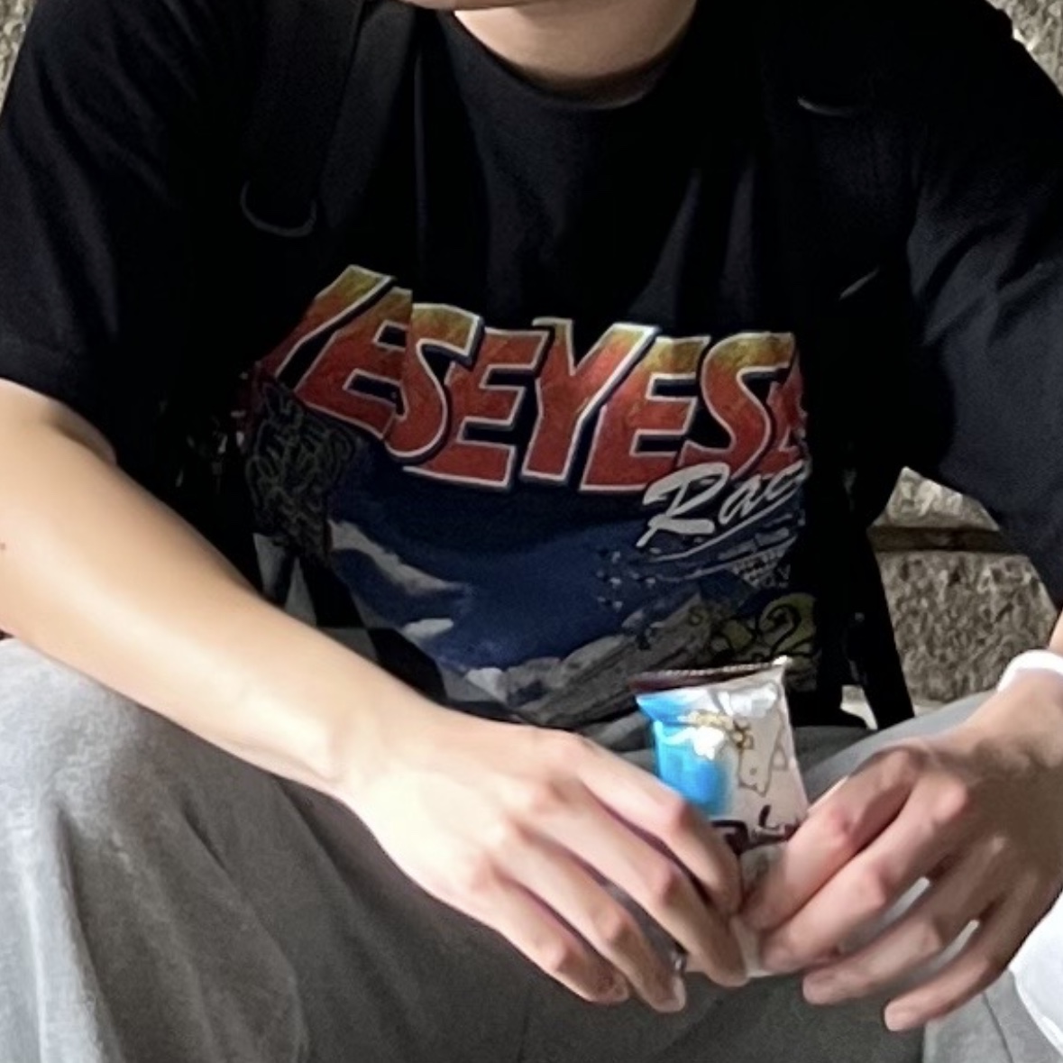 YESEYESEE Racing Tee Black 착용 스타일