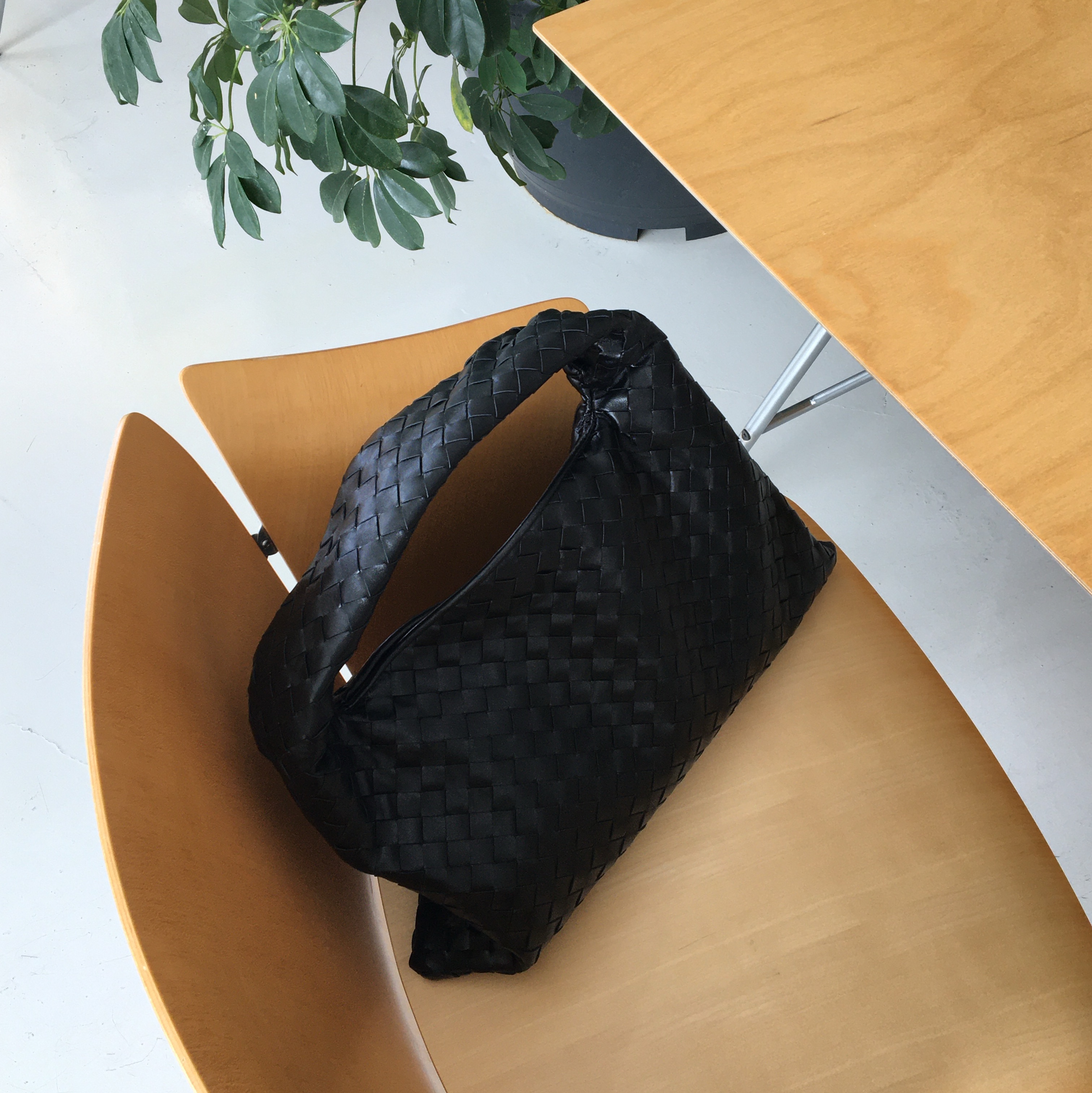 Bottega Veneta Small Hop Black 착용 스타일 - 1