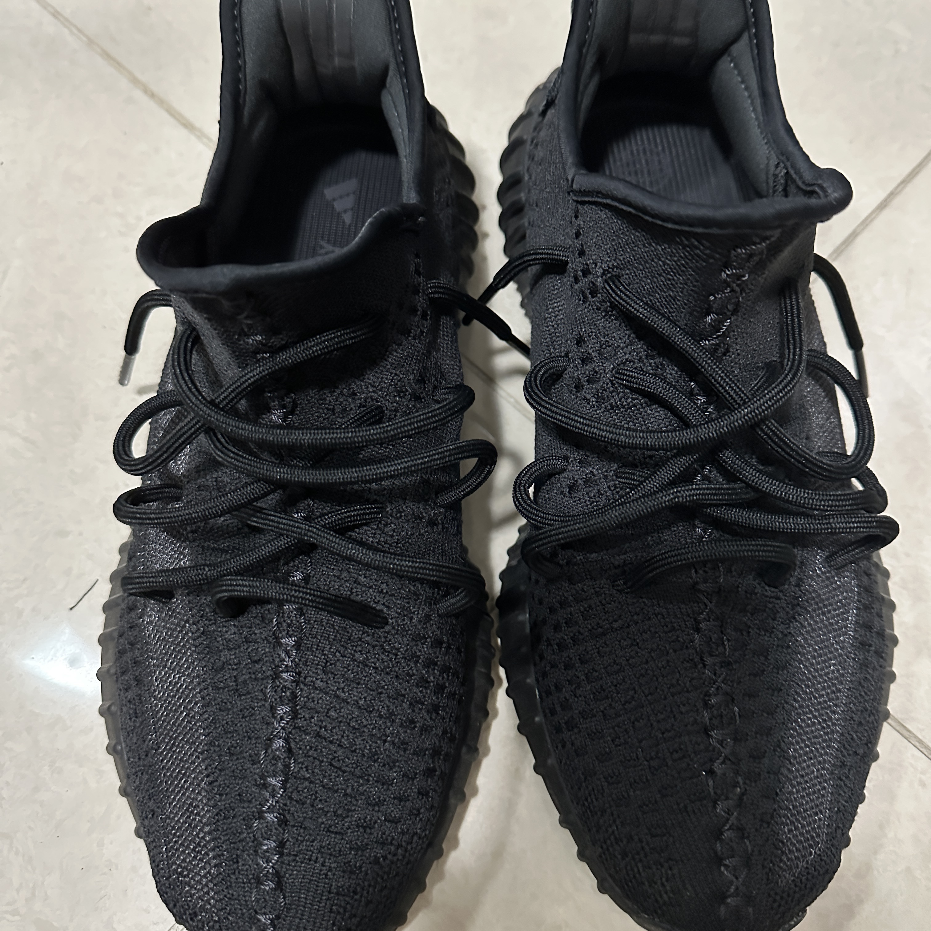 Adidas Yeezy Boost 350 V2 Onyx 착용 스타일