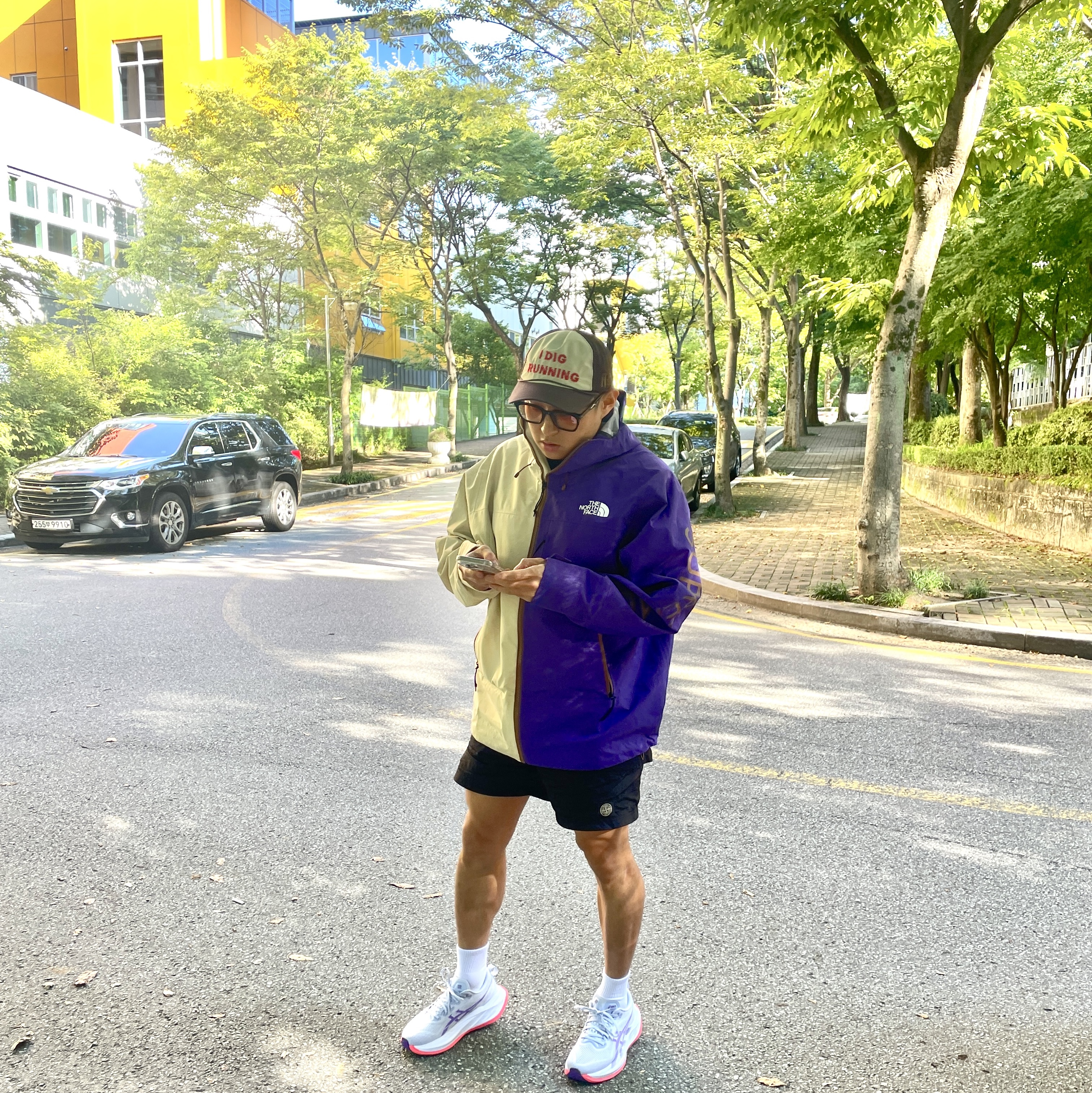 Supreme x The North Face Split Taped Seam Shell Jacket Tan - 24SS, Alex Zono I Dig Running Trucker Hat OG Brown 착용 스타일
