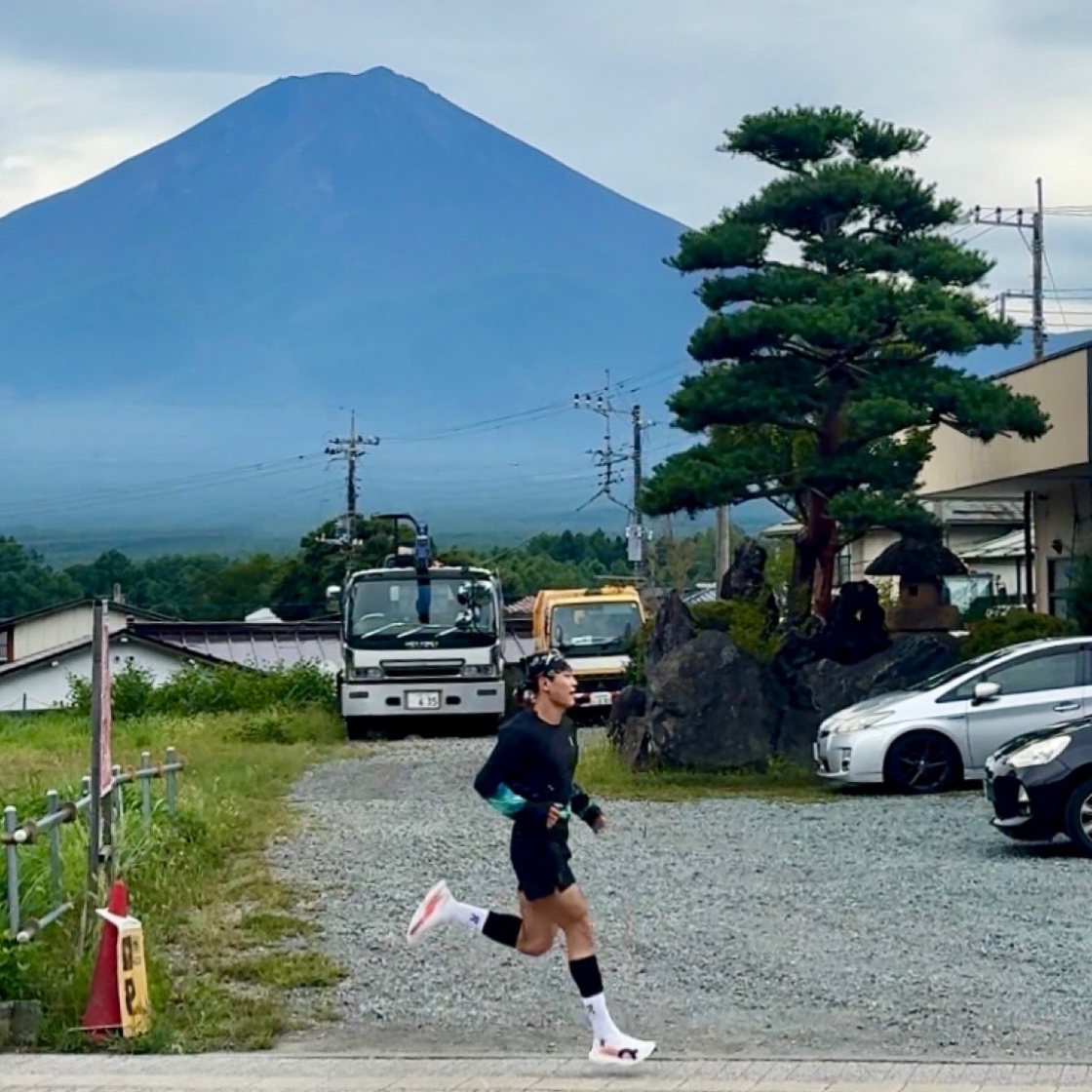 On Running Cloudboom Strike LS White Raspberry, On Running Logo Socks White (3 Pack) 착용 스타일 - 2