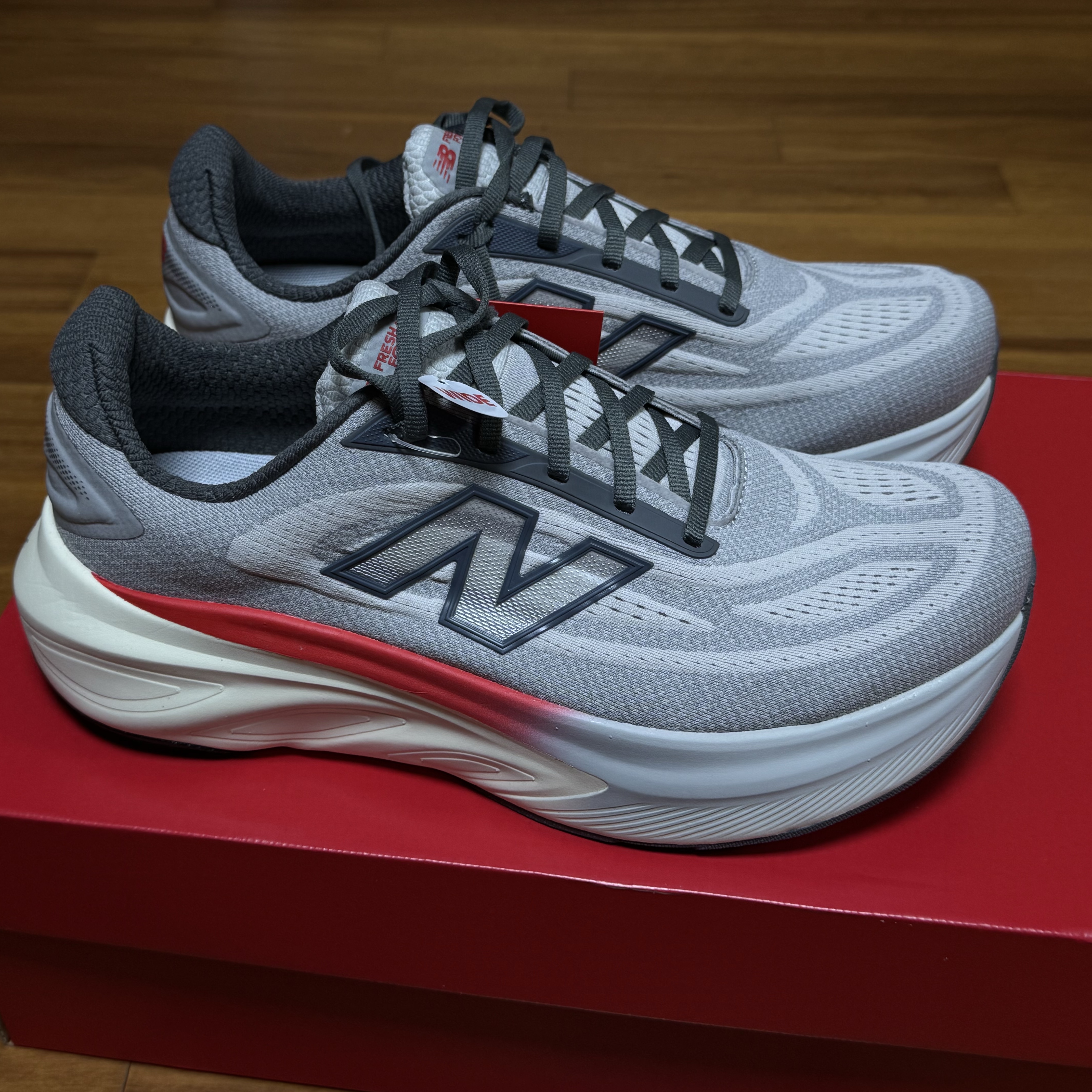 New Balance Fresh Foam More v6 Grey Matter True Red Castlerock - 2E 착용 스타일