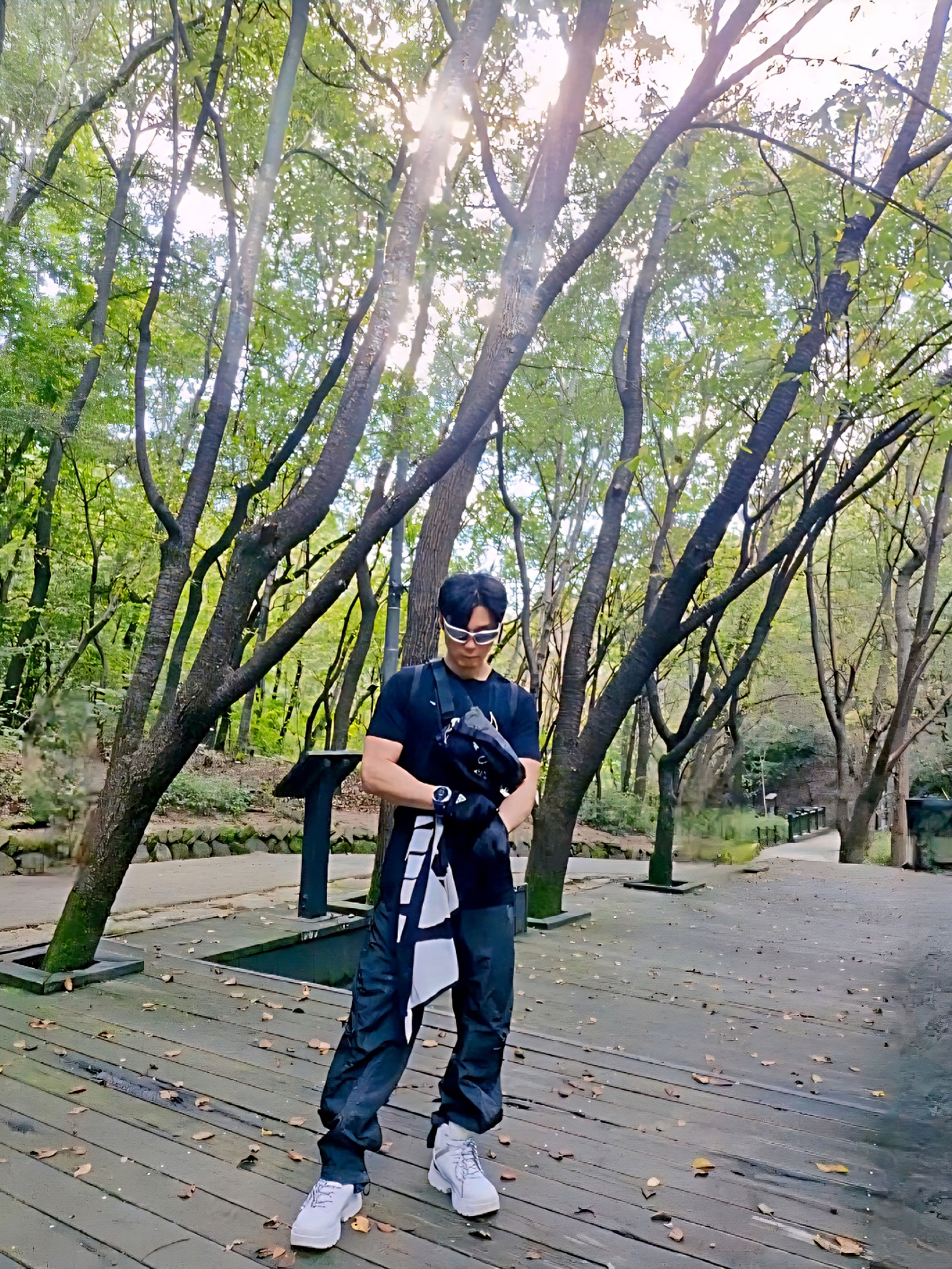 Balenciaga Swift Oval Sunglasses Silver, Nike ACG Aisen Penny Pack 3L Black Metallic Silver 착용 스타일 - 2