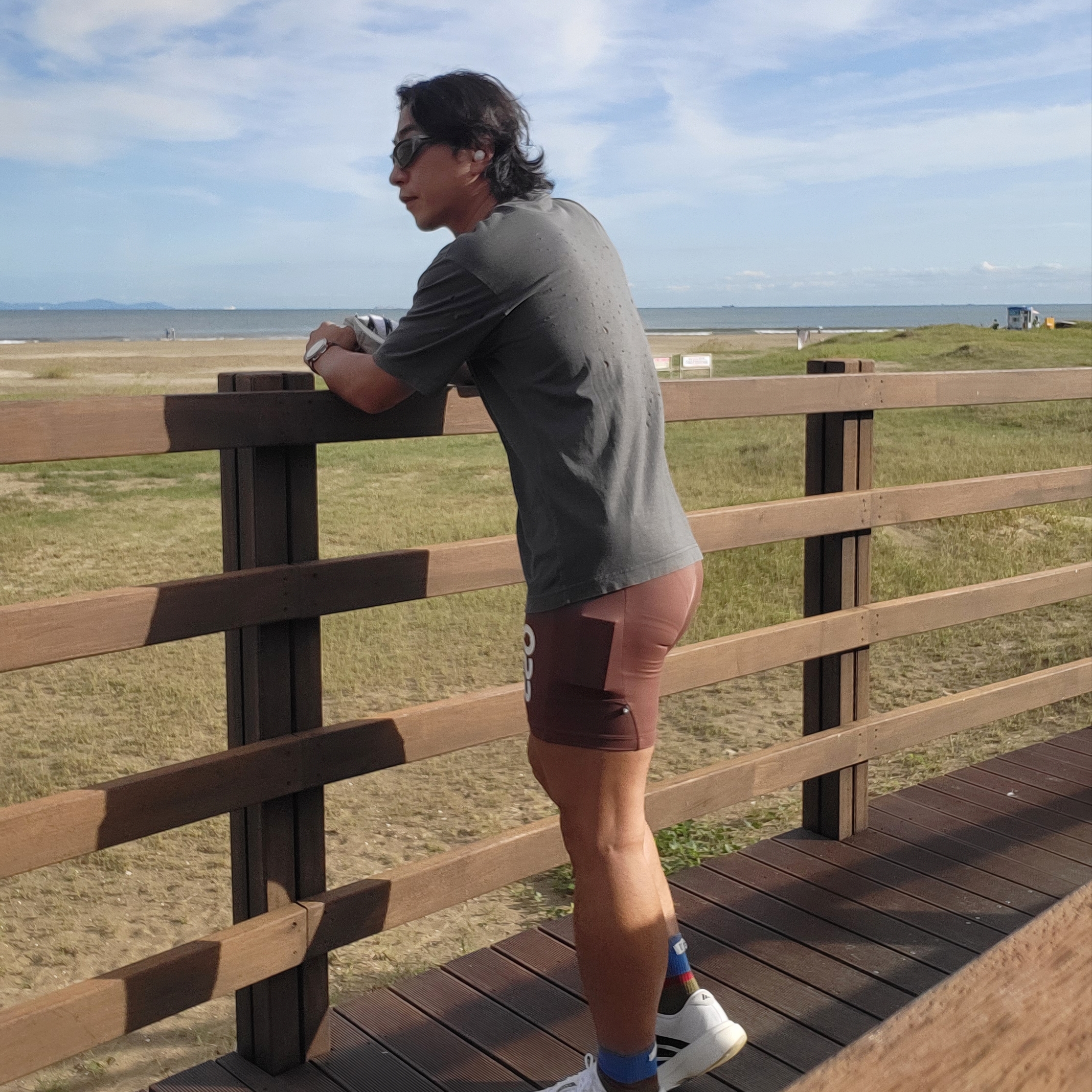 Salomon Active Skin 8 Set Black Metal, Adidas Adizero EVO SL Cloud White Core Black 착용 스타일 - 5