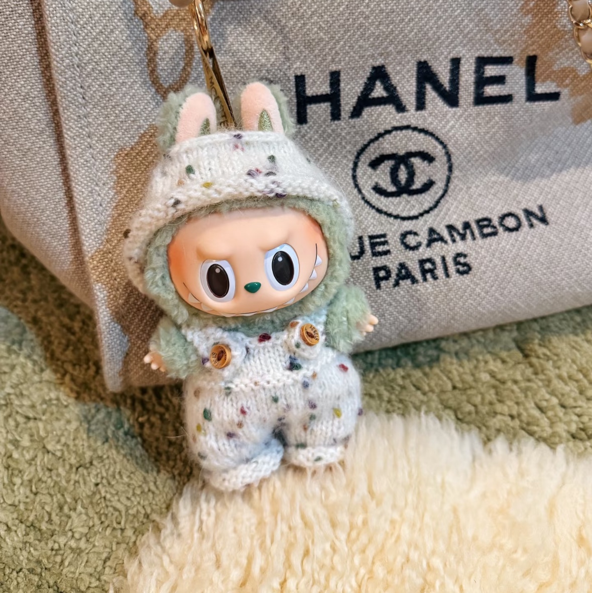 Pop Mart Labubu The Monsters Labubu Tasty Macarons Series Green Grape Keyring 착용 스타일