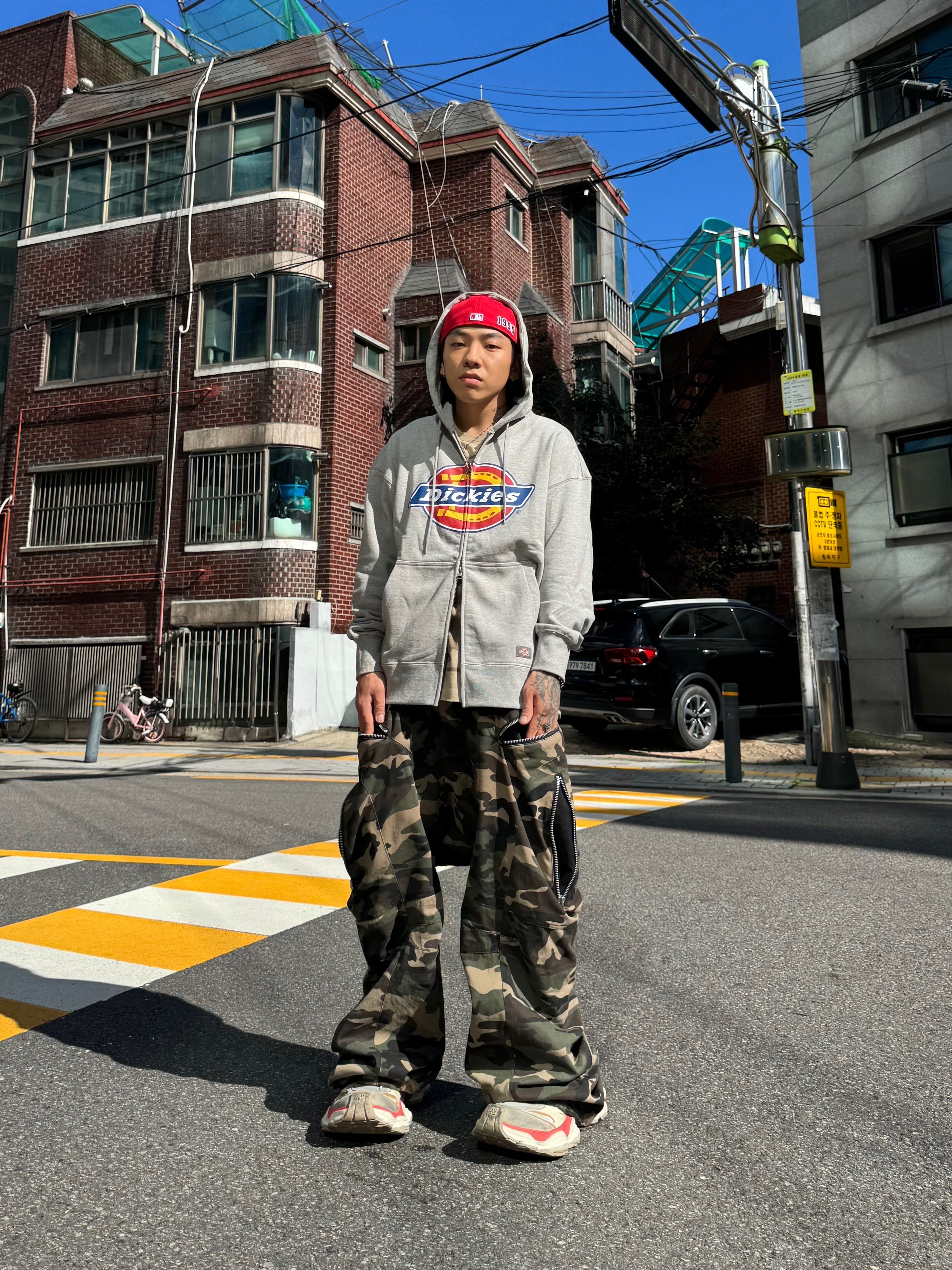 Balenciaga Cargo Sneakers Beige Grey Red 착용 스타일 - 5