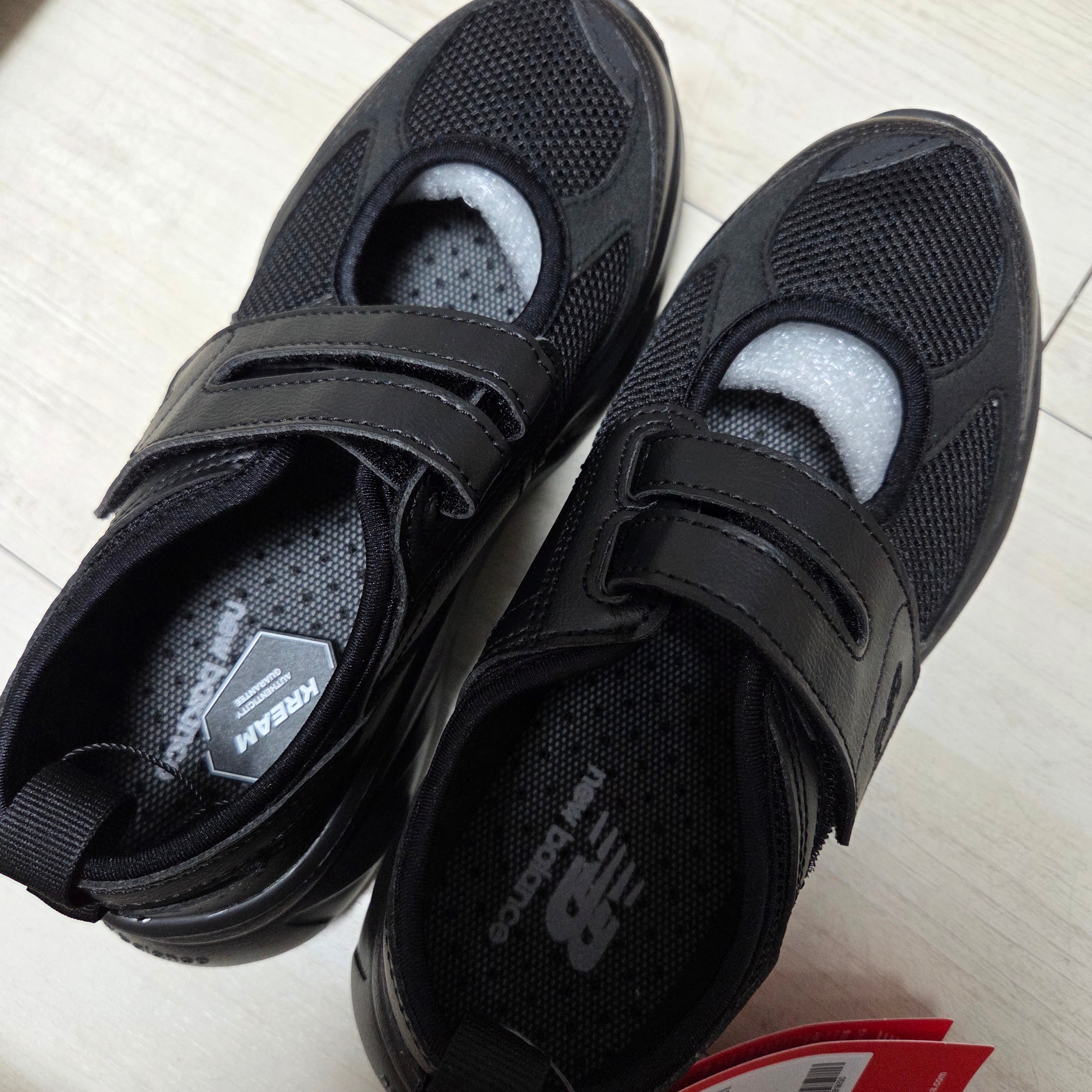 (W) New Balance Breeze SD2202 Triple Black 착용 스타일