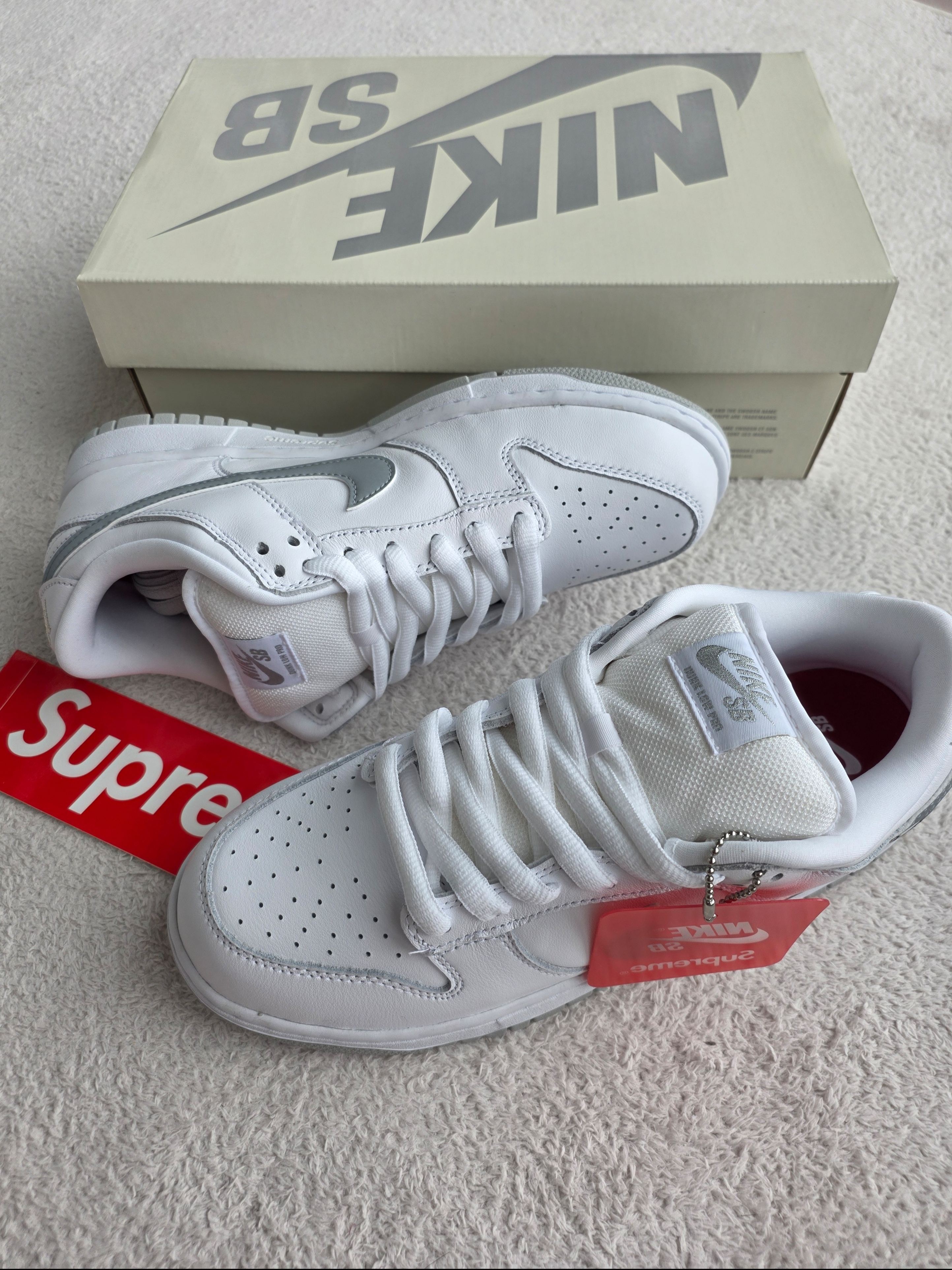 Nike x Supreme SB Dunk Low White 착용 스타일 - 1