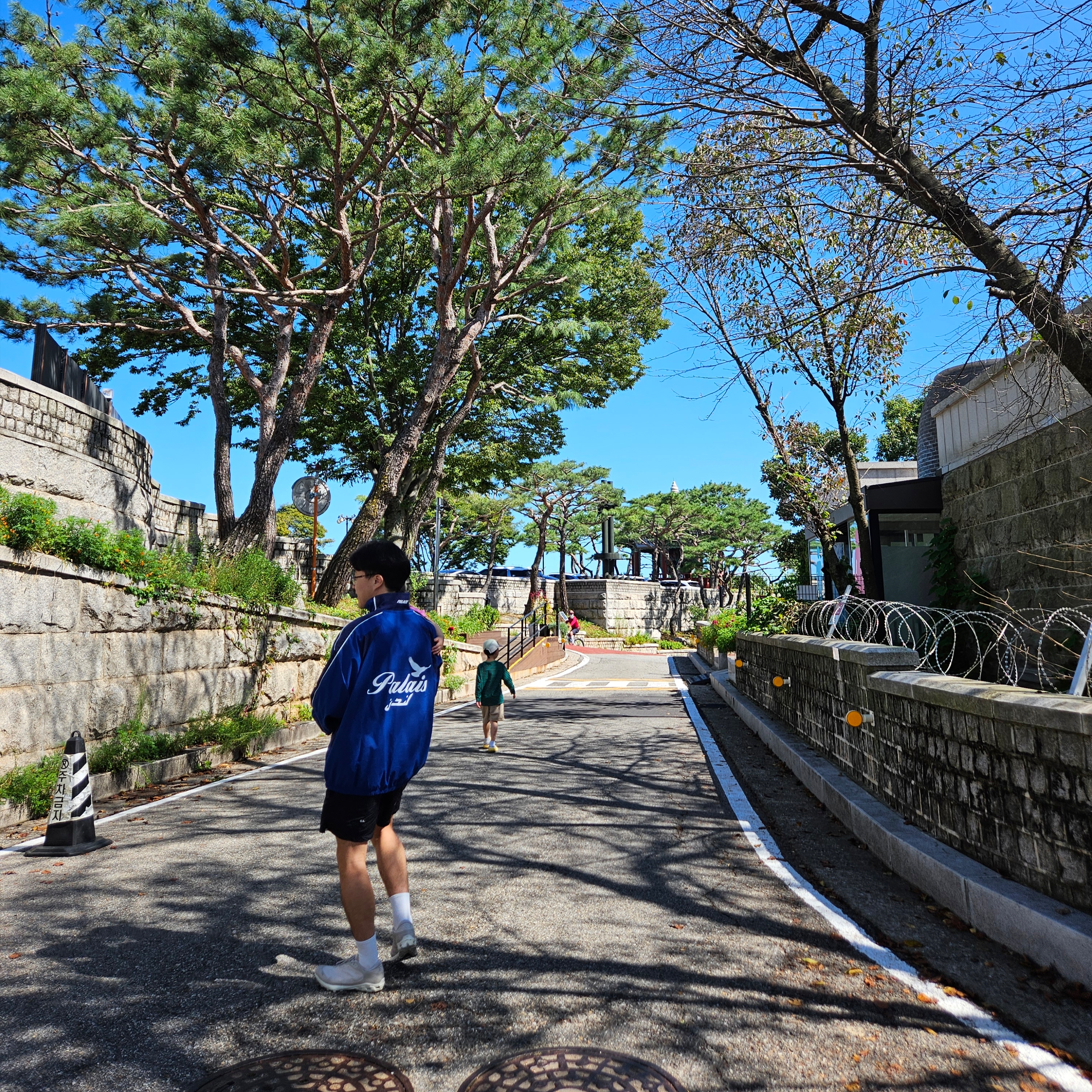Palace Palais Pro Team Jacket Blue Berry - 25SS, On Running x Post Archive Faction (Paf) Cloudventure Peak Ice Moon 착용 스타일 - 3