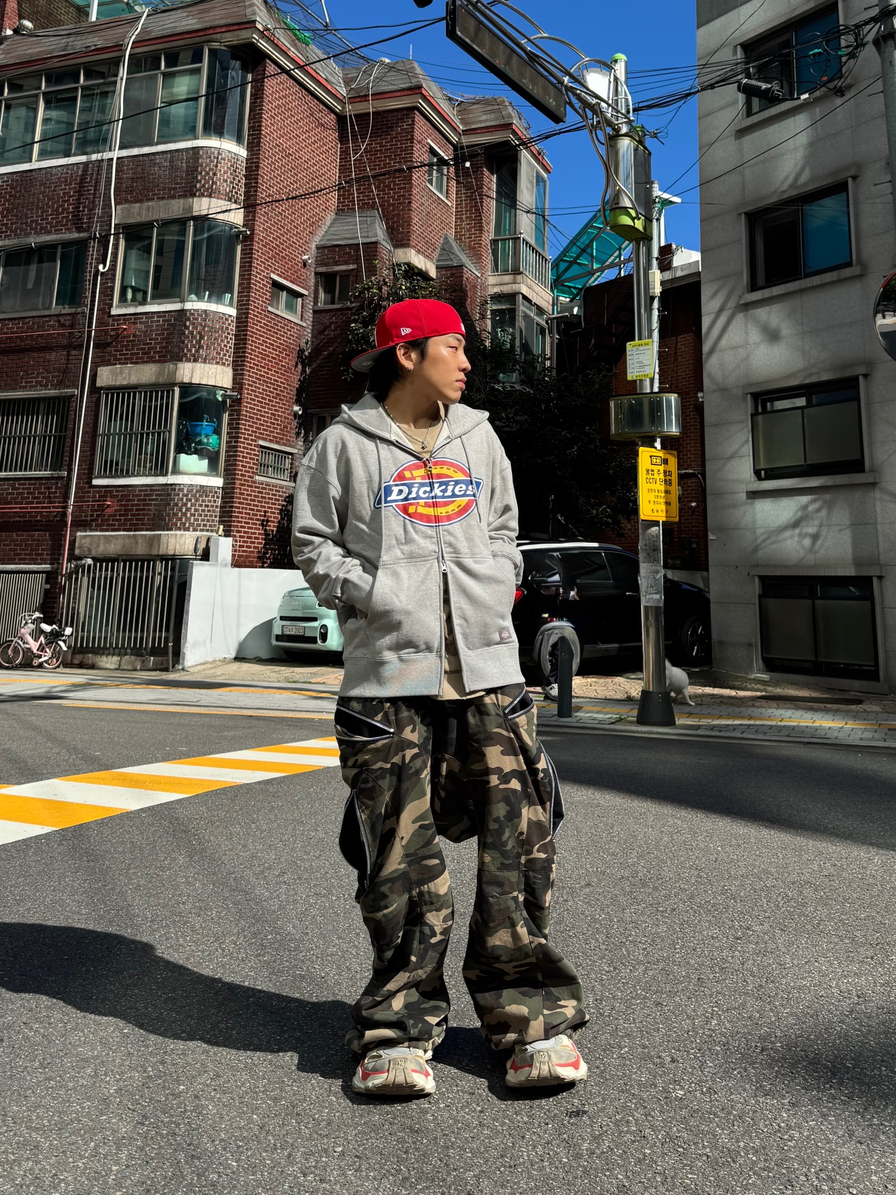 Balenciaga Cargo Sneakers Beige Grey Red 착용 스타일 - 4