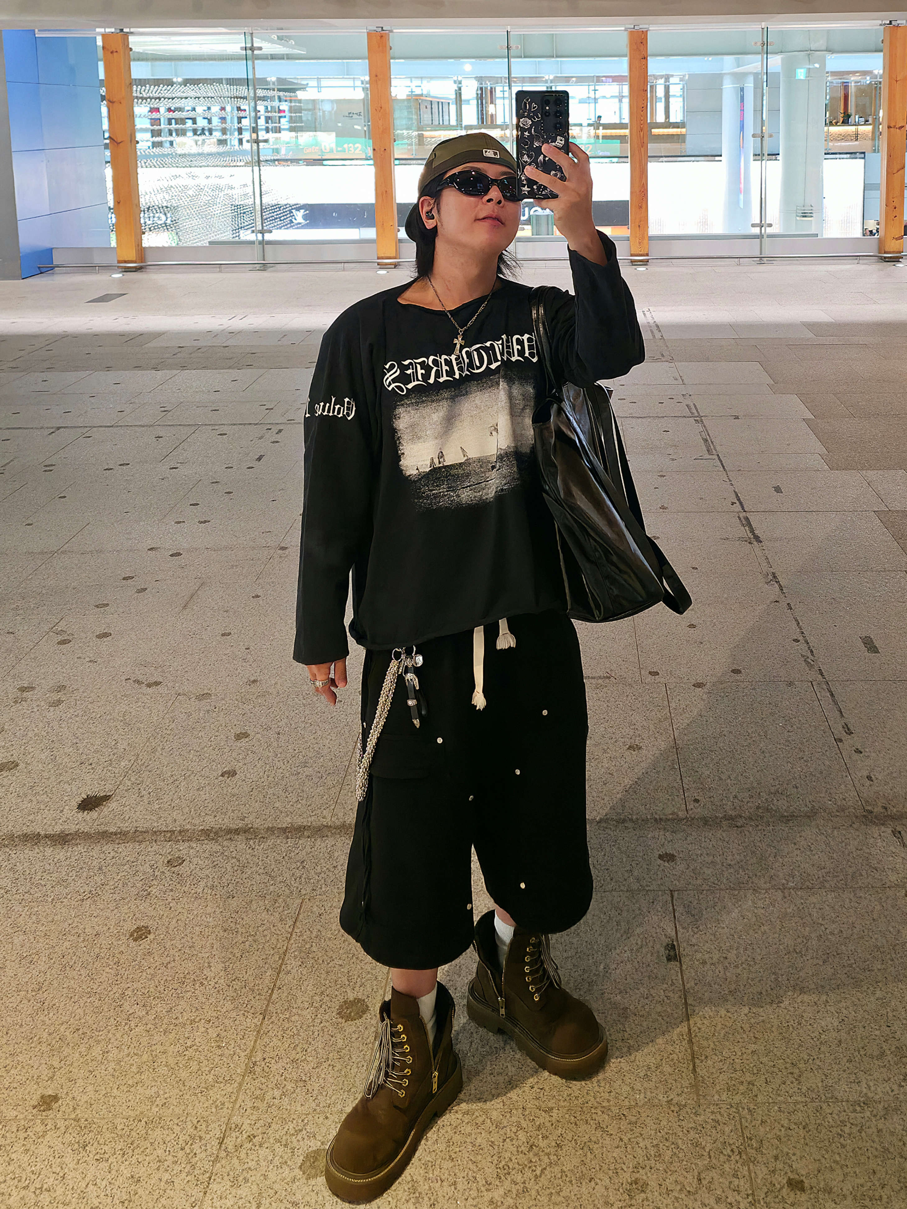 Yeezy Vultures Long T-Shirt Black, SOULESURES BOLD BELUGA Espresso Brown 착용 스타일 - 1