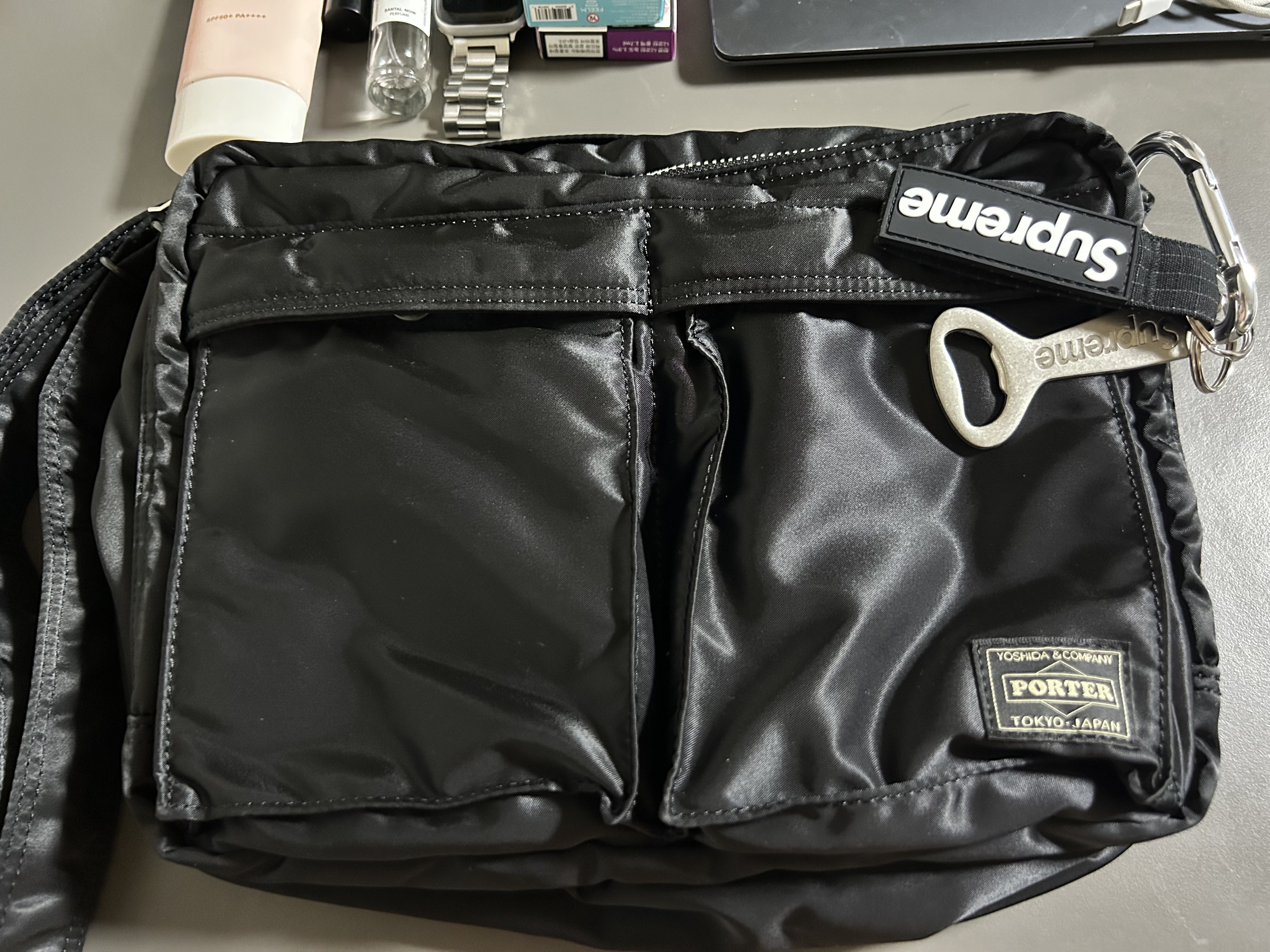 Porter All New Tanker Sling Bag Zip L Black 착용 스타일