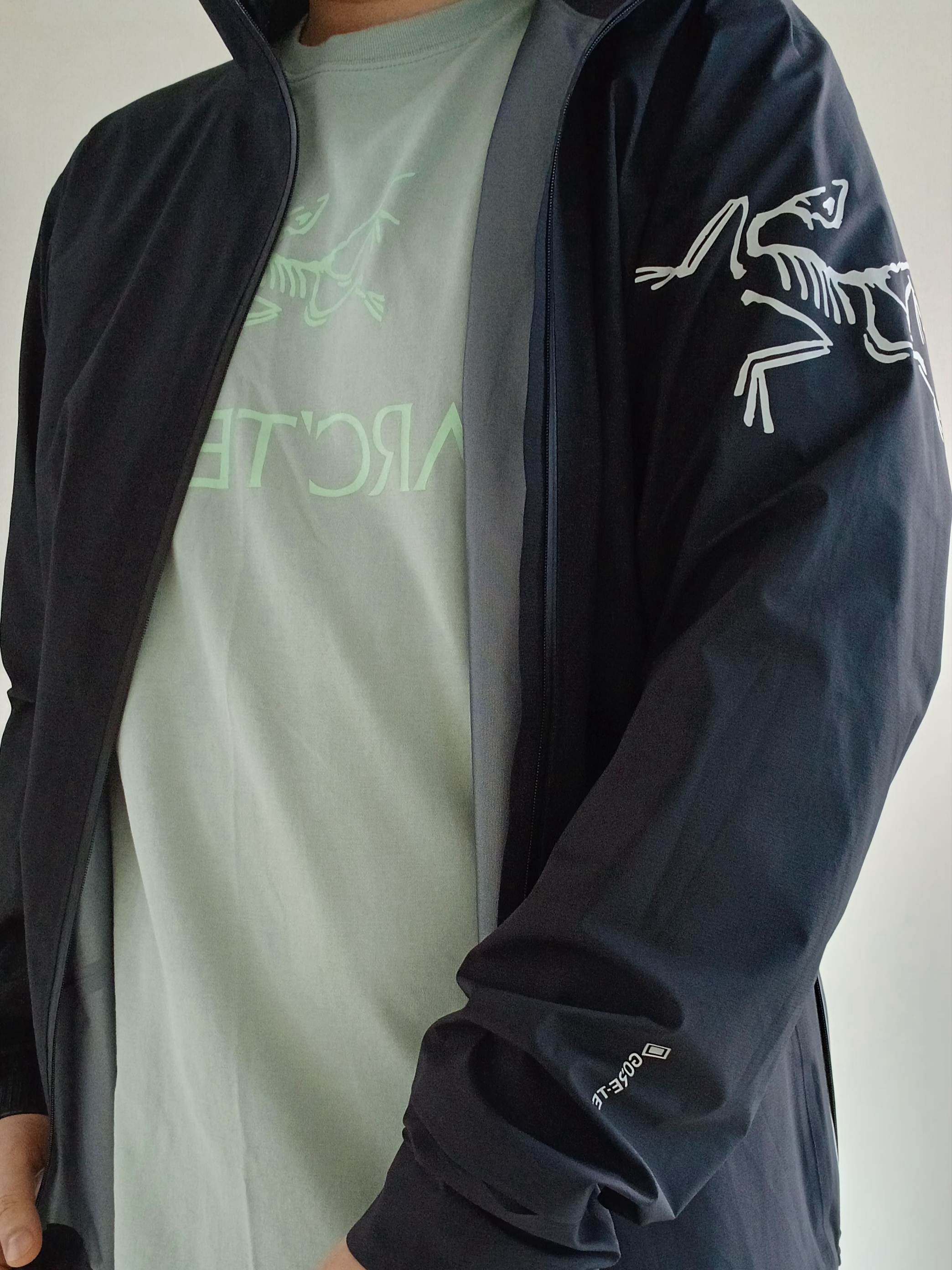 Arc'teryx Norvan Jacket Black, (W) Lululemon Soft Embroidered Baller Hat Black 착용 스타일 - 5