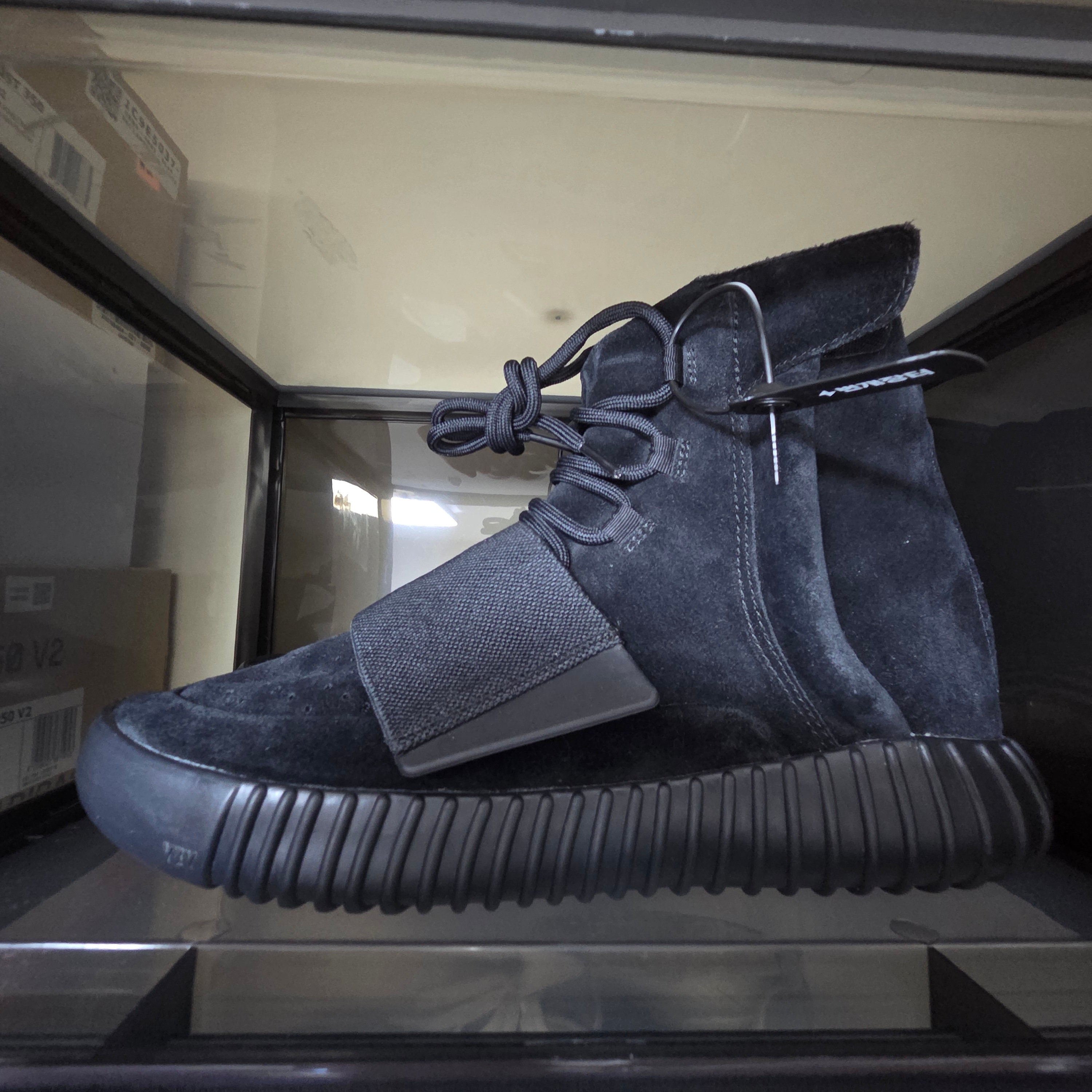 Adidas Yeezy Boost 750 Triple Black 착용 스타일