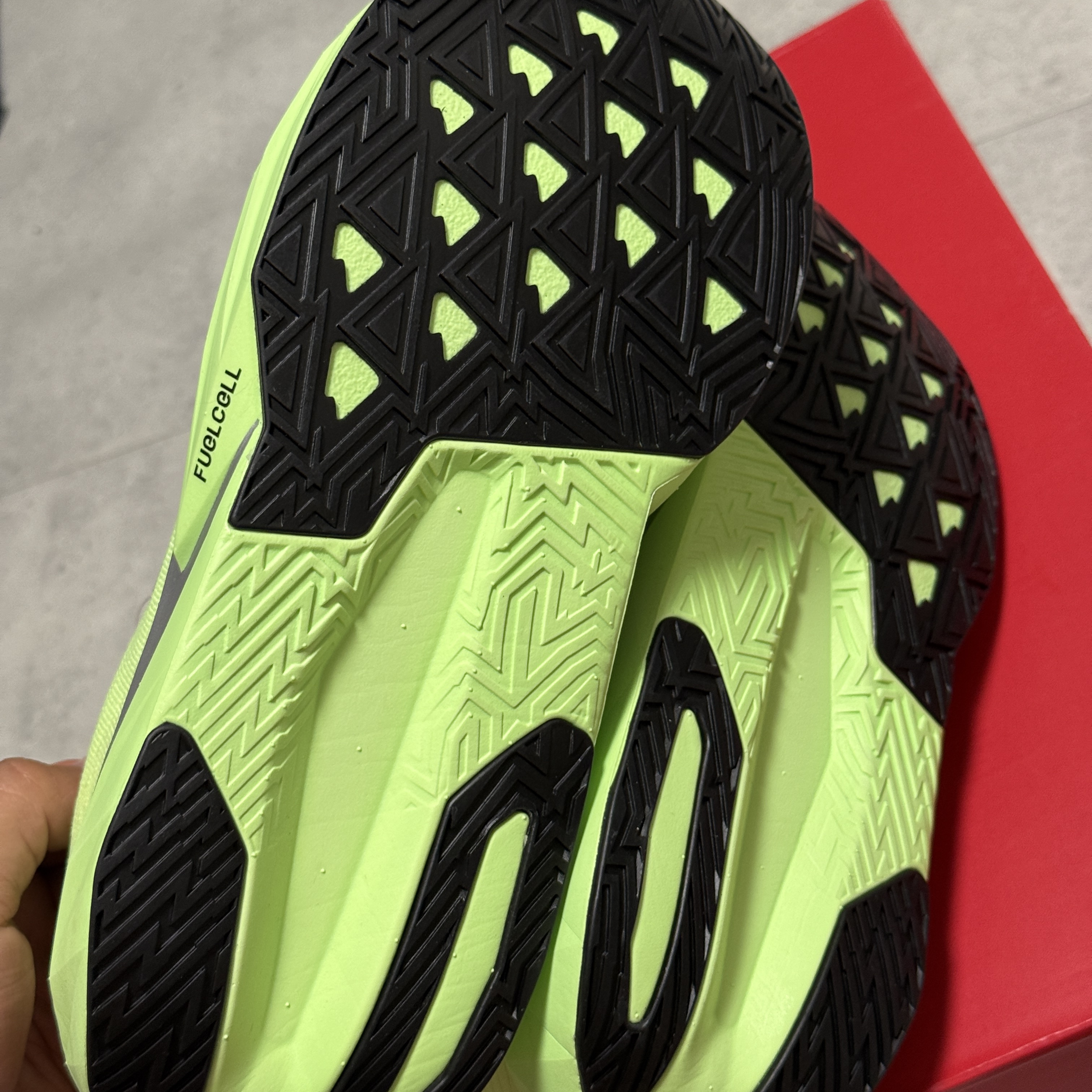 New Balance FuelCell Rebel v5 Lab Green Silver Metallic - 2E Wide 착용 스타일 - 4