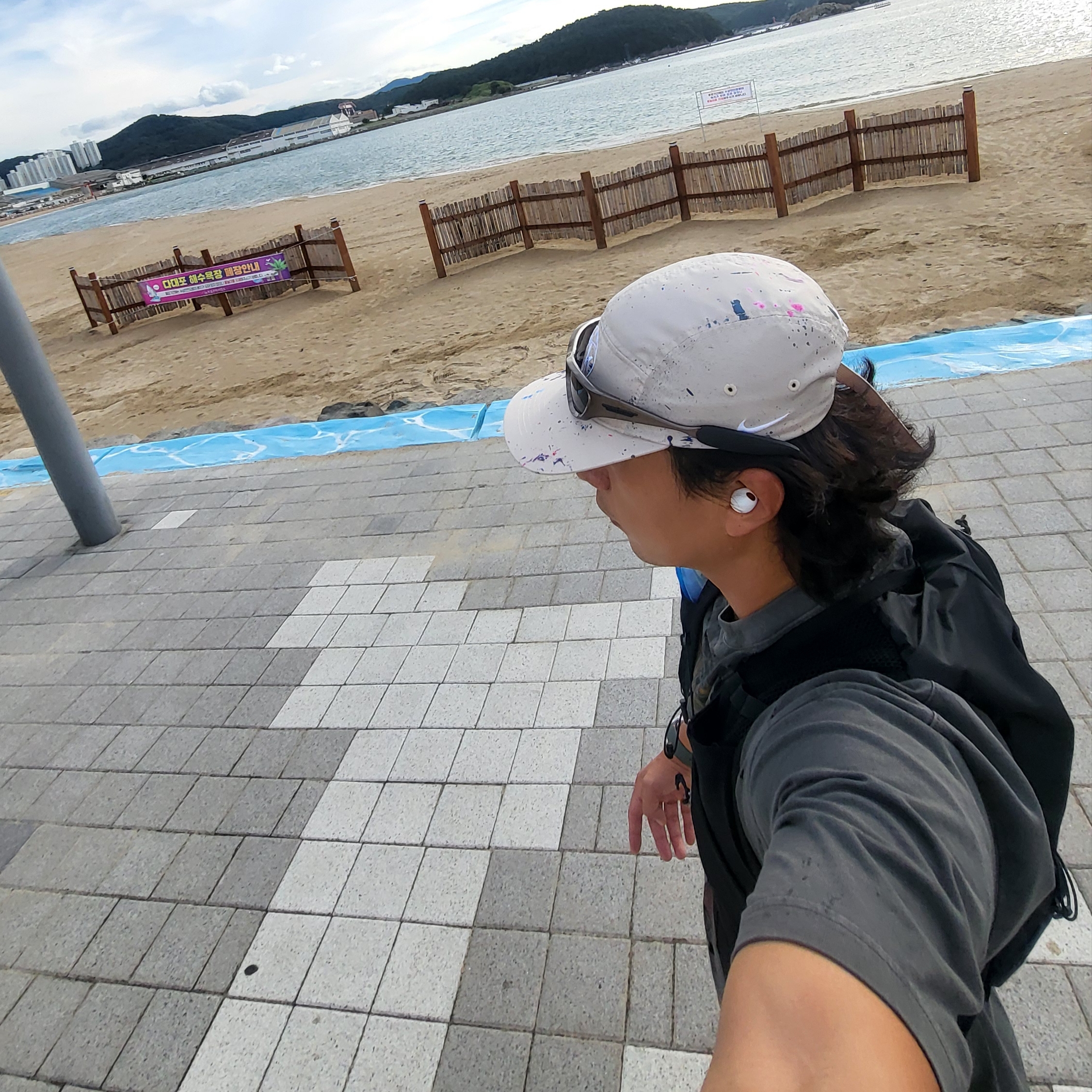 Salomon Active Skin 8 Set Black Metal, Adidas Adizero EVO SL Cloud White Core Black 착용 스타일 - 3