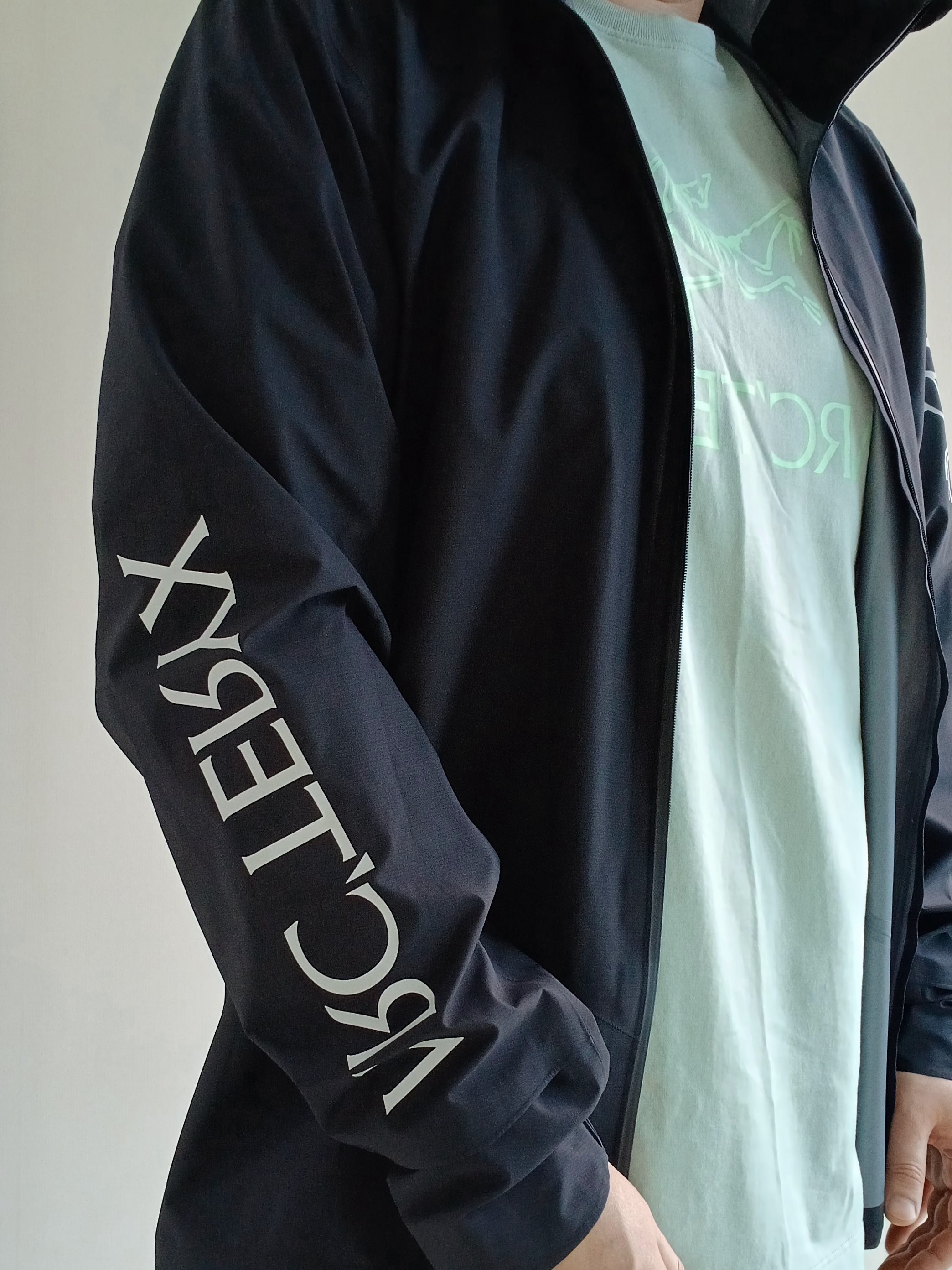 Arc'teryx Norvan Jacket Black, (W) Lululemon Soft Embroidered Baller Hat Black 착용 스타일 - 4