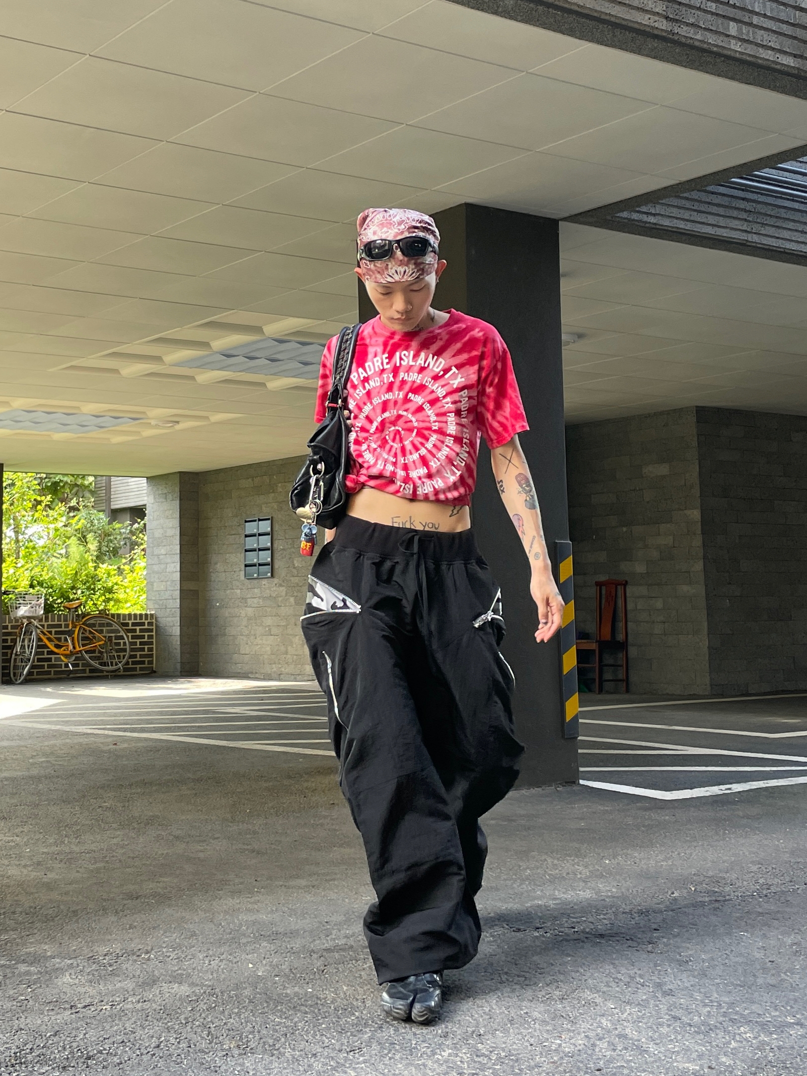 [KREAM 단독] ROARINGRAD Zipper Sagging Pants Nylon Ver. Black 착용 스타일 - 2